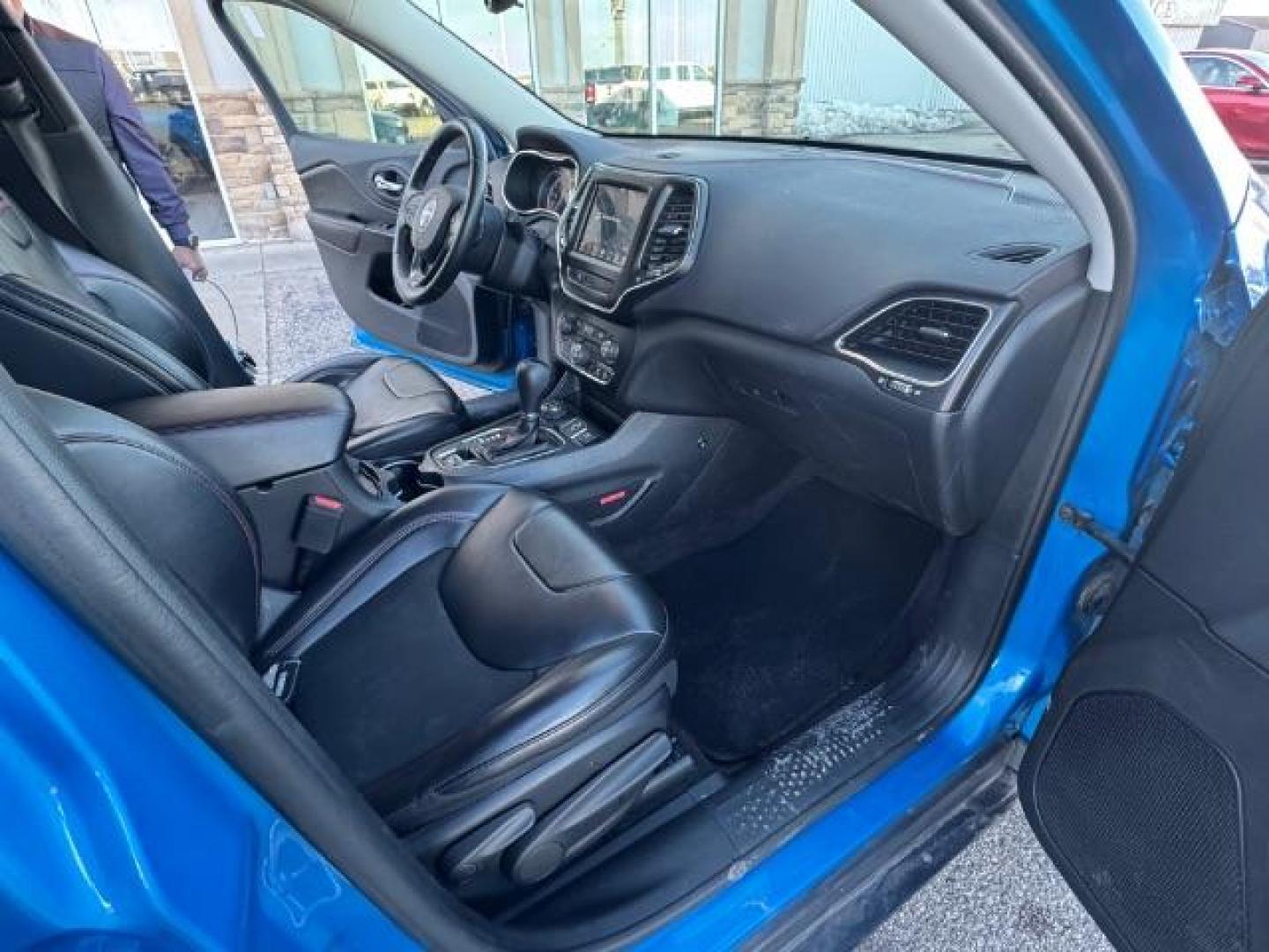 2019 BLUE /Black, vinyl/cloth Jeep Cherokee Trailhawk 4WD (1C4PJMBXXKD) with an 3.2L V6 DOHC 24V engine, 9-Speed Automatic transmission, located at 1235 N Woodruff Ave., Idaho Falls, 83401, (208) 523-1053, 43.507172, -112.000488 - Photo#26