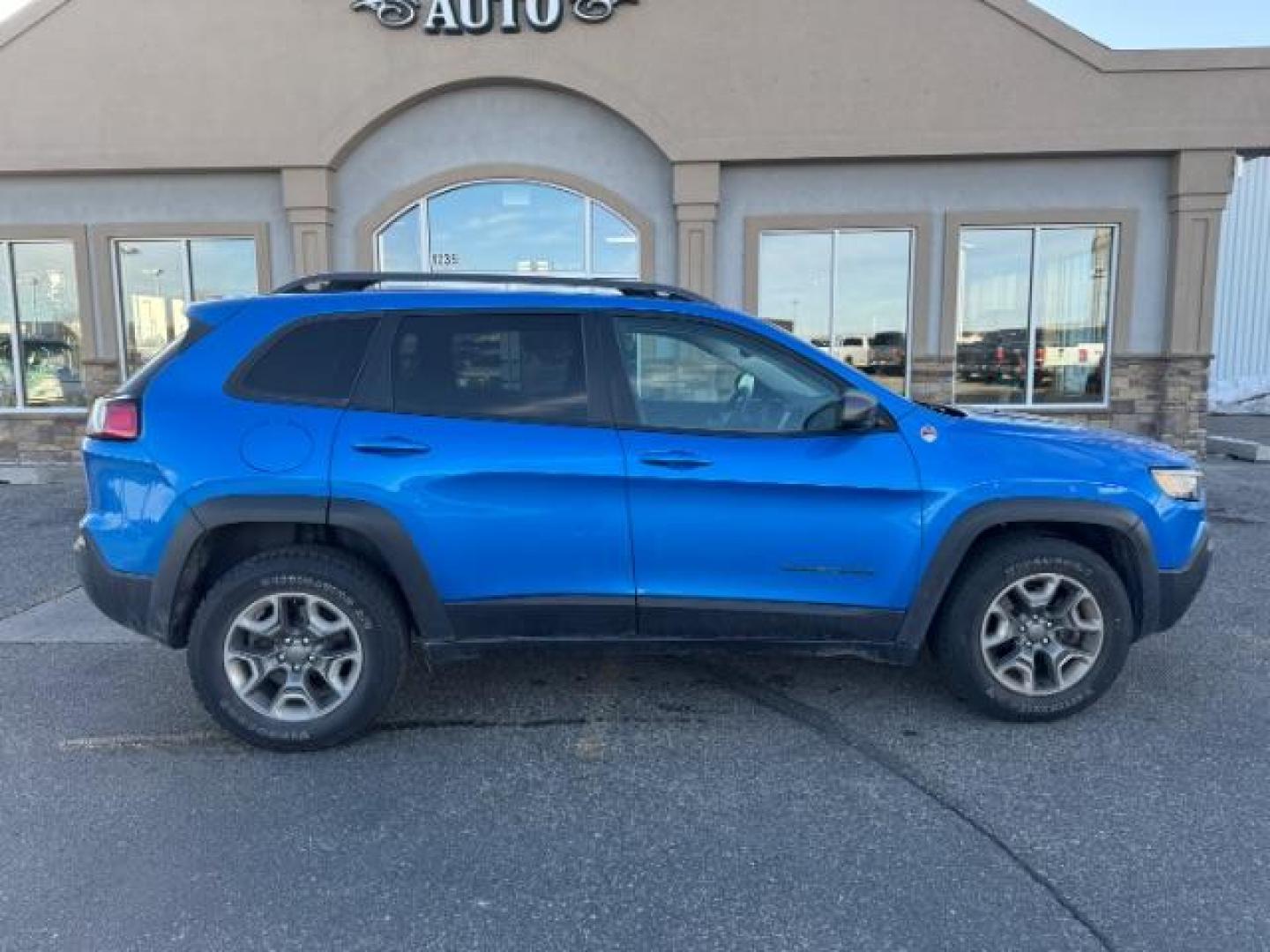 2019 BLUE /Black, vinyl/cloth Jeep Cherokee Trailhawk 4WD (1C4PJMBXXKD) with an 3.2L V6 DOHC 24V engine, 9-Speed Automatic transmission, located at 1235 N Woodruff Ave., Idaho Falls, 83401, (208) 523-1053, 43.507172, -112.000488 - Photo#5