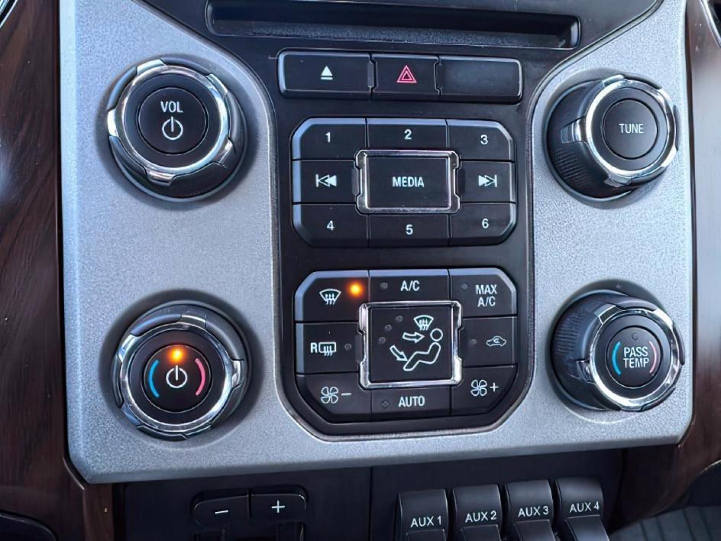 2015 Ingot Silver Metallic /BLACK FORD F350 LARIAT (1FT8W3B65FE) with an 6.2 engine, AUTOMATIC transmission, located at 1235 N Woodruff Ave., Idaho Falls, 83401, (208) 523-1053, 43.507172, -112.000488 - At Timberline Auto, finding a great deal on your next vehicle is always easy! Our experienced sales staff's goal is to help find you the right vehicle at the right price! Our knowledgeable finance department has options for almost any credit score. We offer extended service contract options to prote - Photo#19