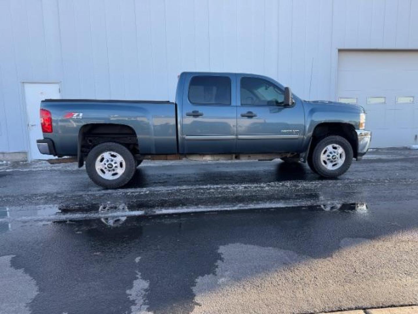 2013 Blue Granite Metallic /BLACK CHEVY 2500 LT (1GC1KXCGXDF) with an 6.0 engine, AUTOMATIC transmission, located at 1235 N Woodruff Ave., Idaho Falls, 83401, (208) 523-1053, 43.507172, -112.000488 - At Timberline Auto, finding a great deal on your next vehicle is always easy! Our experienced sales staff's goal is to help find you the right vehicle at the right price! Our knowledgeable finance department has options for almost any credit score. We offer extended service contract options to prote - Photo#1