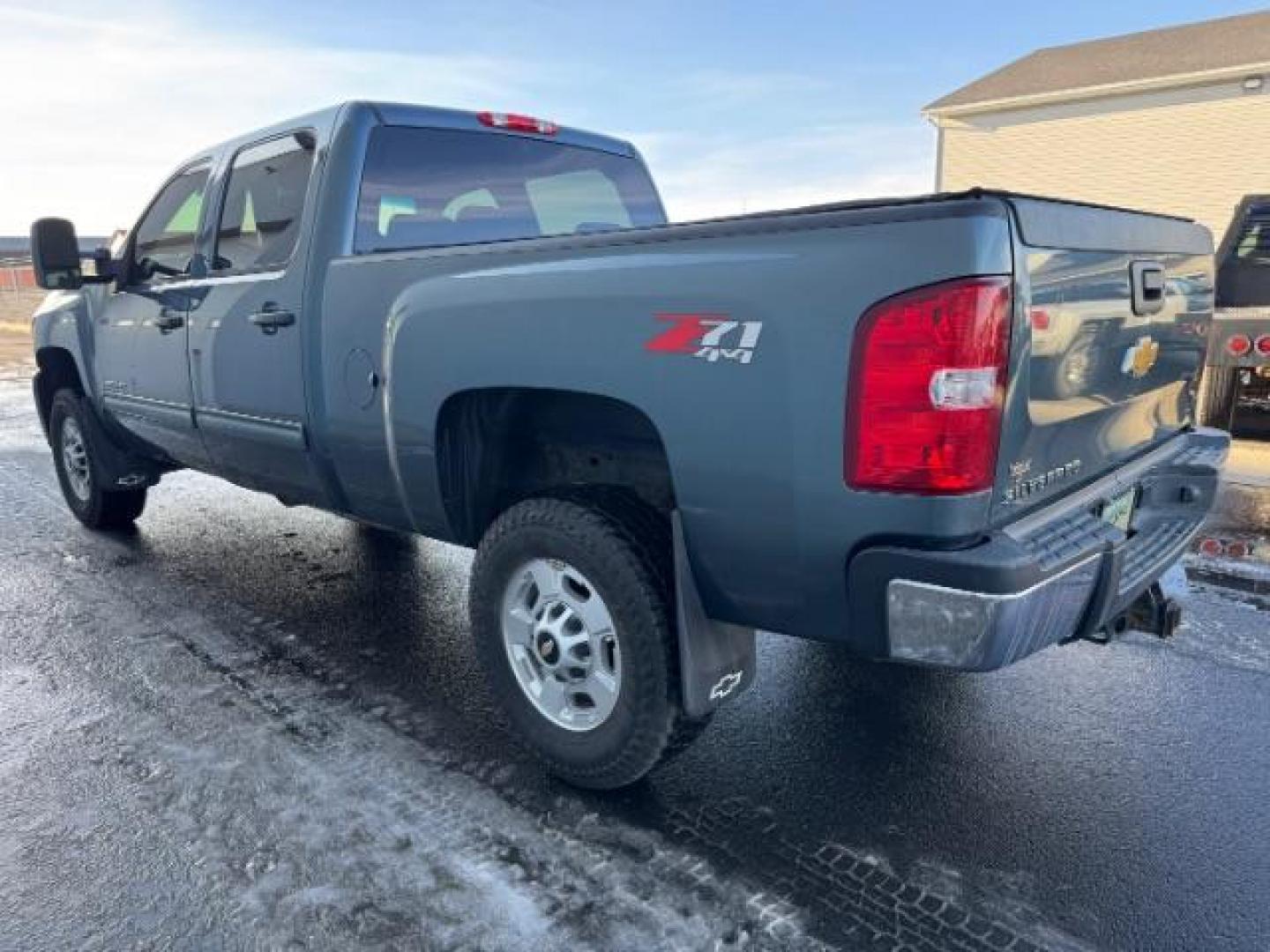 2013 Blue Granite Metallic /BLACK CHEVY 2500 LT (1GC1KXCGXDF) with an 6.0 engine, AUTOMATIC transmission, located at 1235 N Woodruff Ave., Idaho Falls, 83401, (208) 523-1053, 43.507172, -112.000488 - At Timberline Auto, finding a great deal on your next vehicle is always easy! Our experienced sales staff's goal is to help find you the right vehicle at the right price! Our knowledgeable finance department has options for almost any credit score. We offer extended service contract options to prote - Photo#4