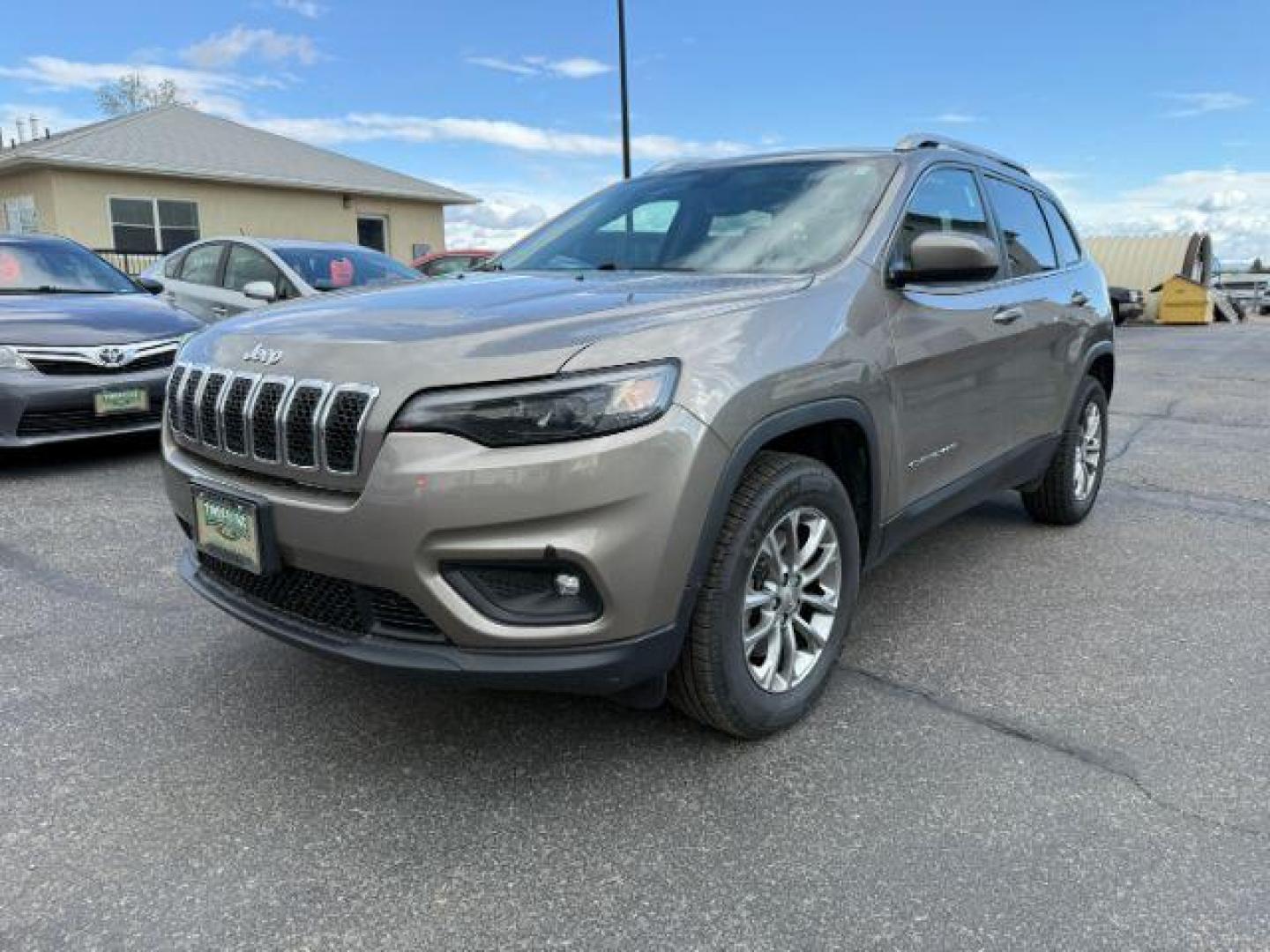 2019 SILVER /BLACK JEEP CHEROKEE LATITUDE (1C4PJMLXXKD) with an 3.2 engine, AUTOMATIC transmission, located at 1235 N Woodruff Ave., Idaho Falls, 83401, (208) 523-1053, 43.507172, -112.000488 - At Timberline Auto, finding a great deal on your next vehicle is always easy! Our experienced sales staff's goal is to help find you the right vehicle at the right price! Our knowledgeable finance department has options for almost any credit score. We offer extended service contract options to prote - Photo#0