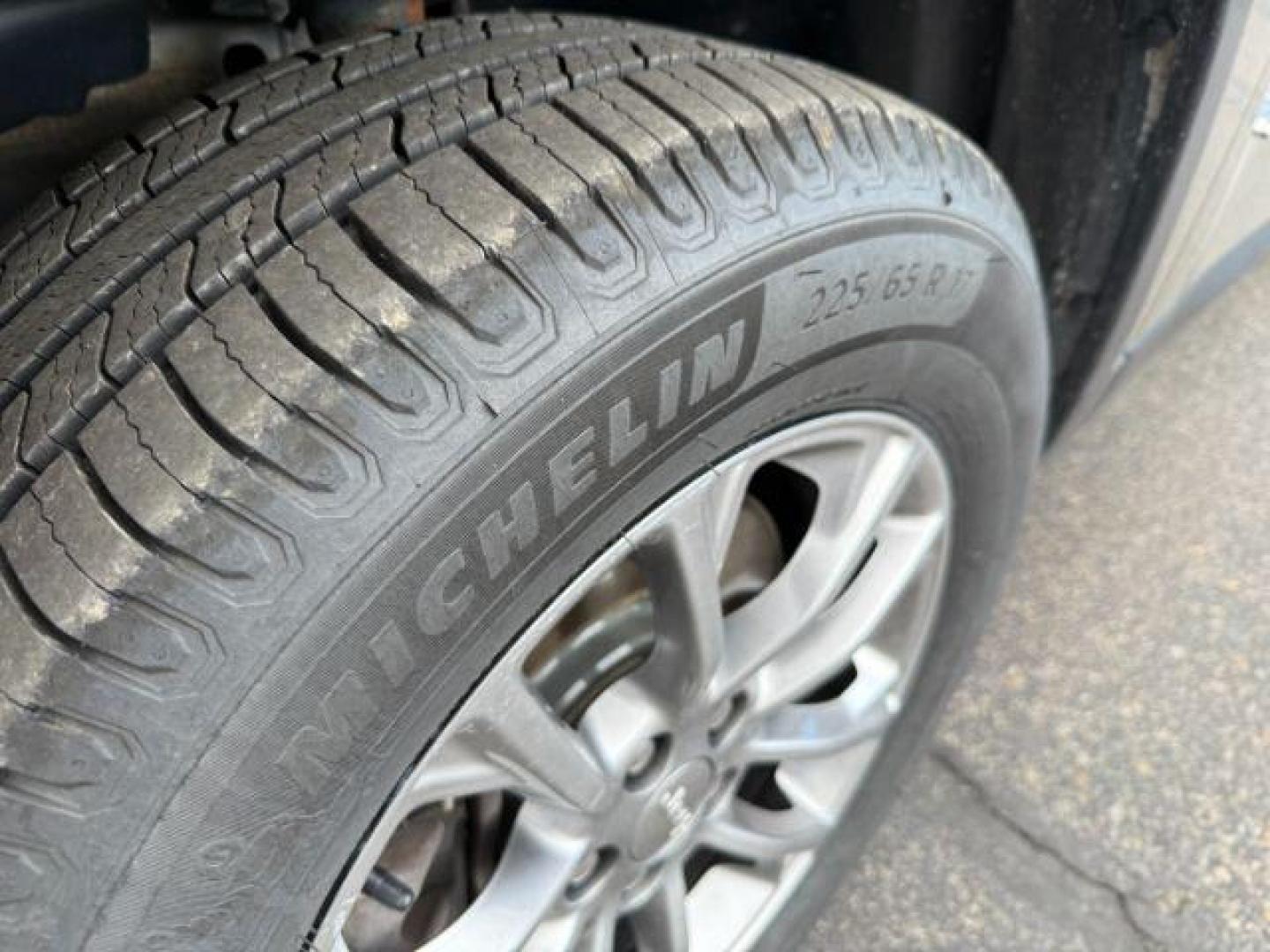 2019 SILVER /BLACK JEEP CHEROKEE LATITUDE (1C4PJMLXXKD) with an 3.2 engine, AUTOMATIC transmission, located at 1235 N Woodruff Ave., Idaho Falls, 83401, (208) 523-1053, 43.507172, -112.000488 - At Timberline Auto, finding a great deal on your next vehicle is always easy! Our experienced sales staff's goal is to help find you the right vehicle at the right price! Our knowledgeable finance department has options for almost any credit score. We offer extended service contract options to prote - Photo#11
