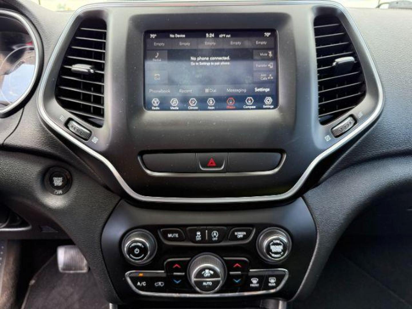 2019 SILVER /BLACK JEEP CHEROKEE LATITUDE (1C4PJMLXXKD) with an 3.2 engine, AUTOMATIC transmission, located at 1235 N Woodruff Ave., Idaho Falls, 83401, (208) 523-1053, 43.507172, -112.000488 - At Timberline Auto, finding a great deal on your next vehicle is always easy! Our experienced sales staff's goal is to help find you the right vehicle at the right price! Our knowledgeable finance department has options for almost any credit score. We offer extended service contract options to prote - Photo#15