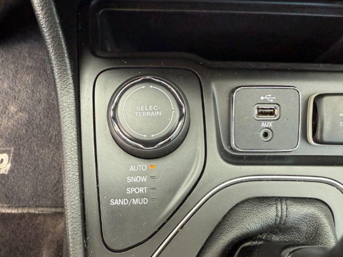 2019 SILVER /BLACK JEEP CHEROKEE LATITUDE (1C4PJMLXXKD) with an 3.2 engine, AUTOMATIC transmission, located at 1235 N Woodruff Ave., Idaho Falls, 83401, (208) 523-1053, 43.507172, -112.000488 - At Timberline Auto, finding a great deal on your next vehicle is always easy! Our experienced sales staff's goal is to help find you the right vehicle at the right price! Our knowledgeable finance department has options for almost any credit score. We offer extended service contract options to prote - Photo#18