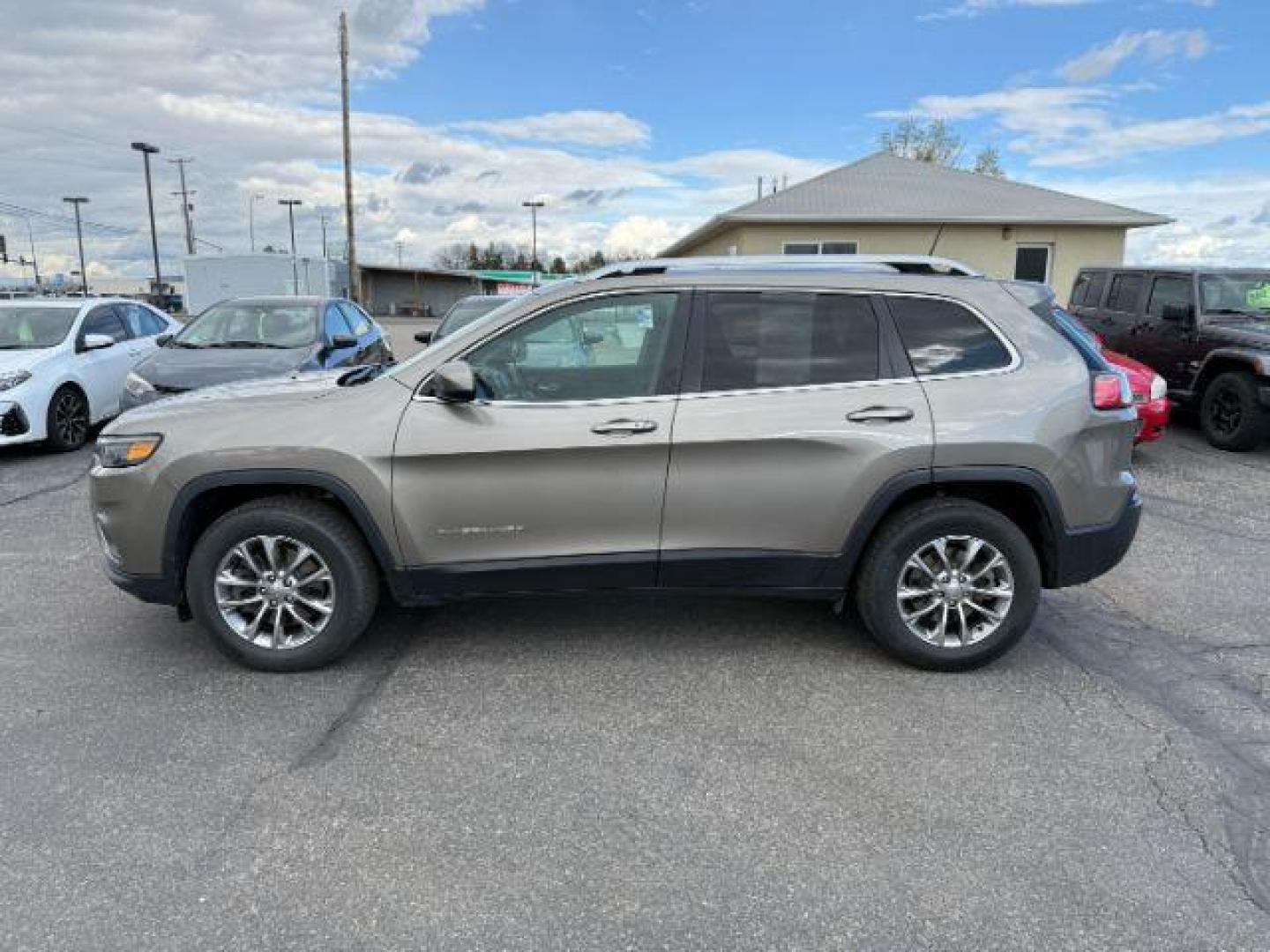 2019 SILVER /BLACK JEEP CHEROKEE LATITUDE (1C4PJMLXXKD) with an 3.2 engine, AUTOMATIC transmission, located at 1235 N Woodruff Ave., Idaho Falls, 83401, (208) 523-1053, 43.507172, -112.000488 - At Timberline Auto, finding a great deal on your next vehicle is always easy! Our experienced sales staff's goal is to help find you the right vehicle at the right price! Our knowledgeable finance department has options for almost any credit score. We offer extended service contract options to prote - Photo#1