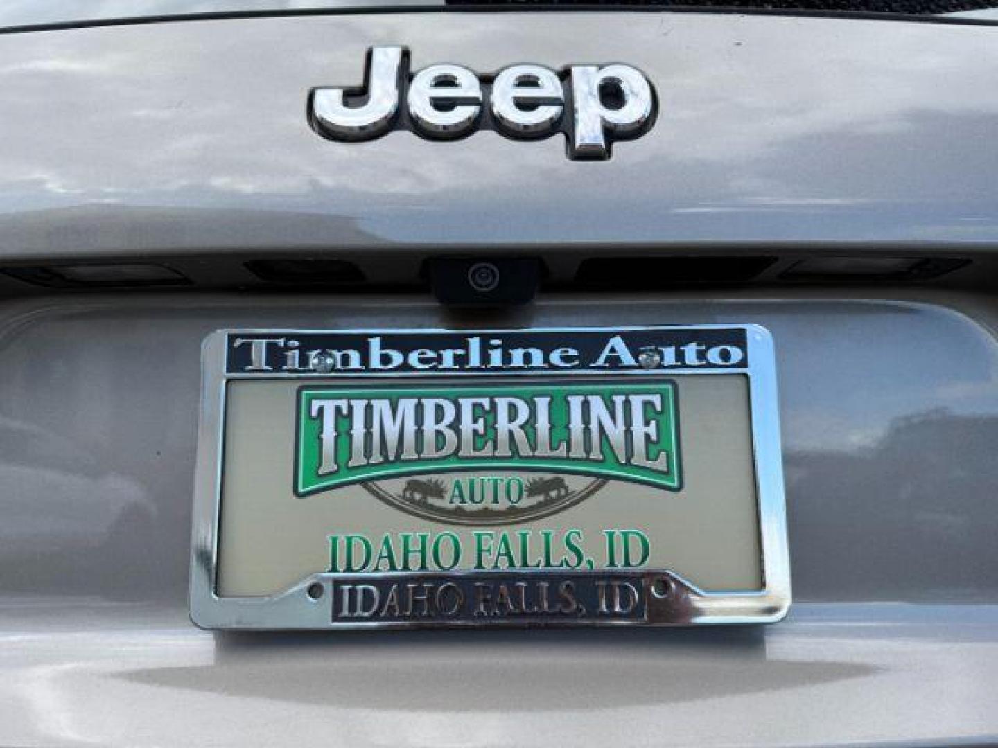 2019 SILVER /BLACK JEEP CHEROKEE LATITUDE (1C4PJMLXXKD) with an 3.2 engine, AUTOMATIC transmission, located at 1235 N Woodruff Ave., Idaho Falls, 83401, (208) 523-1053, 43.507172, -112.000488 - At Timberline Auto, finding a great deal on your next vehicle is always easy! Our experienced sales staff's goal is to help find you the right vehicle at the right price! Our knowledgeable finance department has options for almost any credit score. We offer extended service contract options to prote - Photo#4