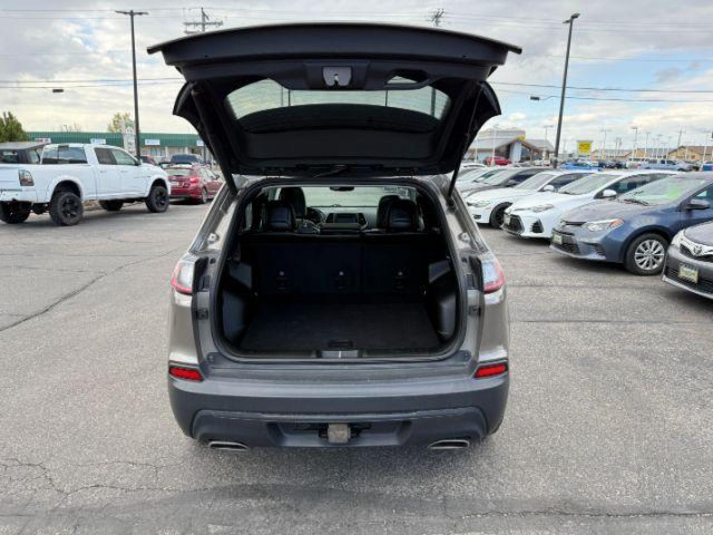 2019 SILVER /BLACK JEEP CHEROKEE LATITUDE (1C4PJMLXXKD) with an 3.2 engine, AUTOMATIC transmission, located at 1235 N Woodruff Ave., Idaho Falls, 83401, (208) 523-1053, 43.507172, -112.000488 - At Timberline Auto, finding a great deal on your next vehicle is always easy! Our experienced sales staff's goal is to help find you the right vehicle at the right price! Our knowledgeable finance department has options for almost any credit score. We offer extended service contract options to prote - Photo#5