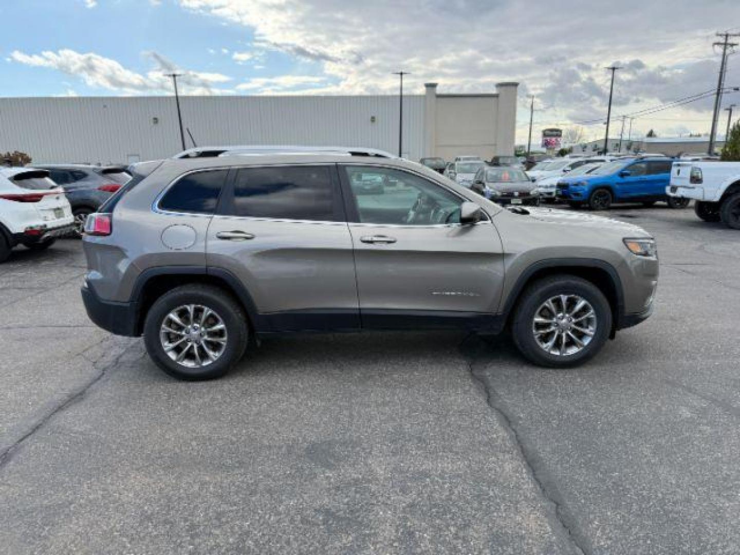 2019 SILVER /BLACK JEEP CHEROKEE LATITUDE (1C4PJMLXXKD) with an 3.2 engine, AUTOMATIC transmission, located at 1235 N Woodruff Ave., Idaho Falls, 83401, (208) 523-1053, 43.507172, -112.000488 - At Timberline Auto, finding a great deal on your next vehicle is always easy! Our experienced sales staff's goal is to help find you the right vehicle at the right price! Our knowledgeable finance department has options for almost any credit score. We offer extended service contract options to prote - Photo#8