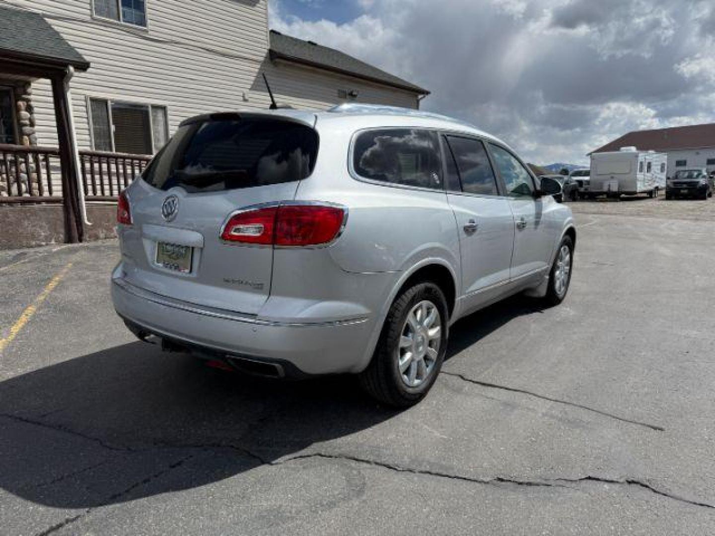 2017 Sparkling Silver Metallic /Light Titanium w/Dark Titanium Accents BUICK ENCLAVE Leather (5GAKVBKD7HJ) with an 3.6L V-6 gasoline direct injection engine, AUTOMATIC transmission, located at 1235 N Woodruff Ave., Idaho Falls, 83401, (208) 523-1053, 43.507172, -112.000488 - At Timberline Auto, finding a great deal on your next vehicle is always easy! Our experienced sales staff's goal is to help find you the right vehicle at the right price! Our knowledgeable finance department has options for almost any credit score. We offer extended service contract options to prote - Photo#5