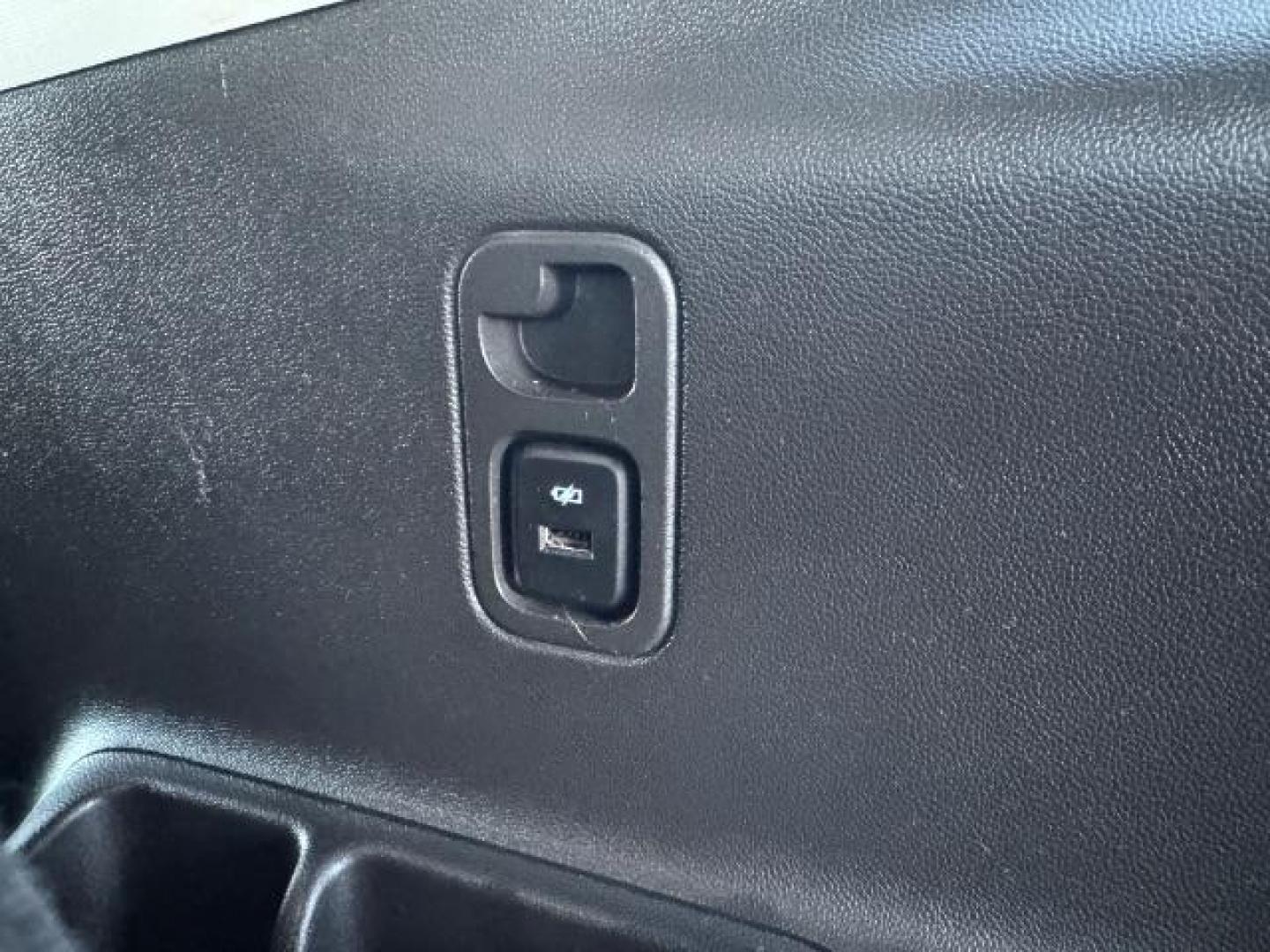 2019 GRAY /CLOTH CHEVY TRAVERSE LT (1GNEVGKW5KJ) with an 3.6 engine, AUTOMATIC transmission, located at 1235 N Woodruff Ave., Idaho Falls, 83401, (208) 523-1053, 43.507172, -112.000488 - Photo#23