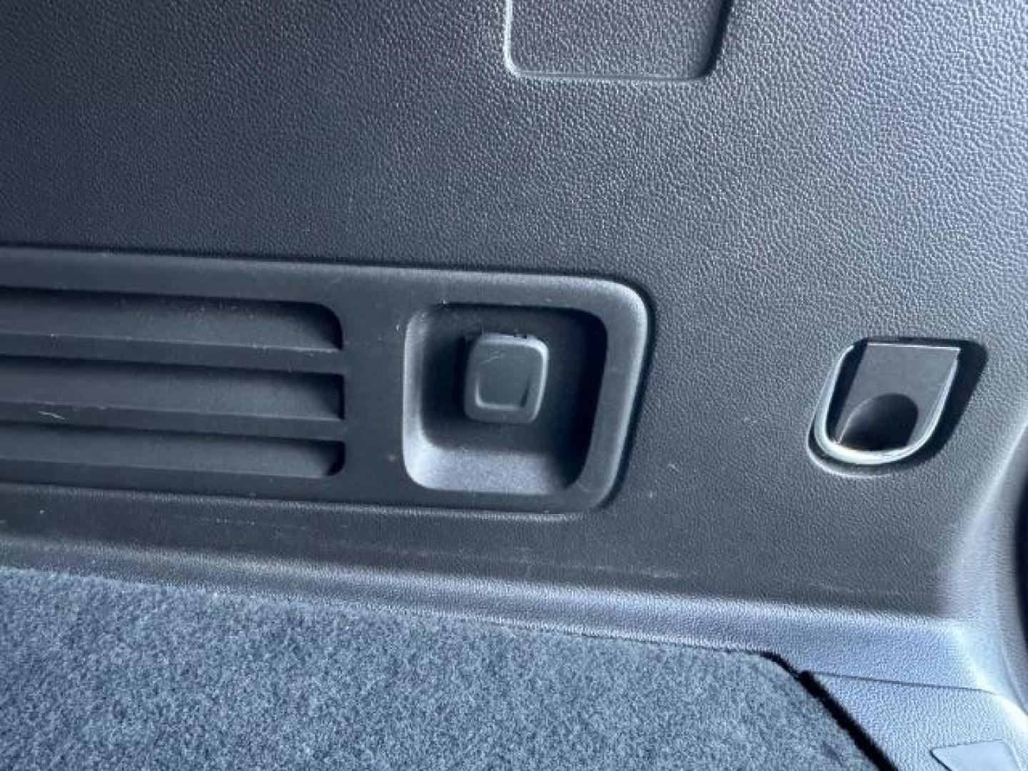 2019 GRAY /CLOTH CHEVY TRAVERSE LT (1GNEVGKW5KJ) with an 3.6 engine, AUTOMATIC transmission, located at 1235 N Woodruff Ave., Idaho Falls, 83401, (208) 523-1053, 43.507172, -112.000488 - Photo#24