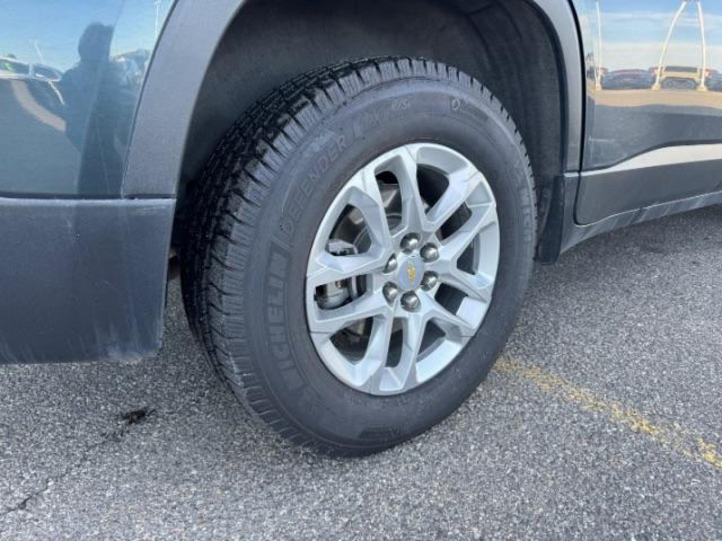 2019 GRAY /CLOTH CHEVY TRAVERSE LT (1GNEVGKW5KJ) with an 3.6 engine, AUTOMATIC transmission, located at 1235 N Woodruff Ave., Idaho Falls, 83401, (208) 523-1053, 43.507172, -112.000488 - Photo#7