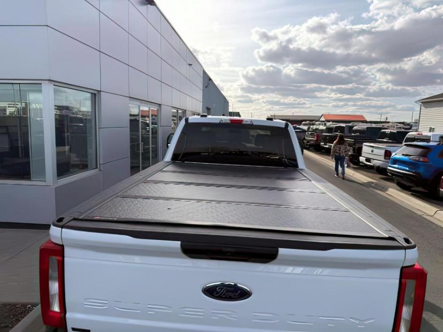 2023 Oxford White /Medium Dark Slate FORD F350 XLT (1FT8W3BN9PE) with an 7.3L V-8 DEVCT variable valve control engine, AUTOMATIC transmission, located at 1235 N Woodruff Ave., Idaho Falls, 83401, (208) 523-1053, 43.507172, -112.000488 - At Timberline Auto, finding a great deal on your next vehicle is always easy! Our experienced sales staff's goal is to help find you the right vehicle at the right price! Our knowledgeable finance department has options for almost any credit score. We offer extended service contract options to prote - Photo#3