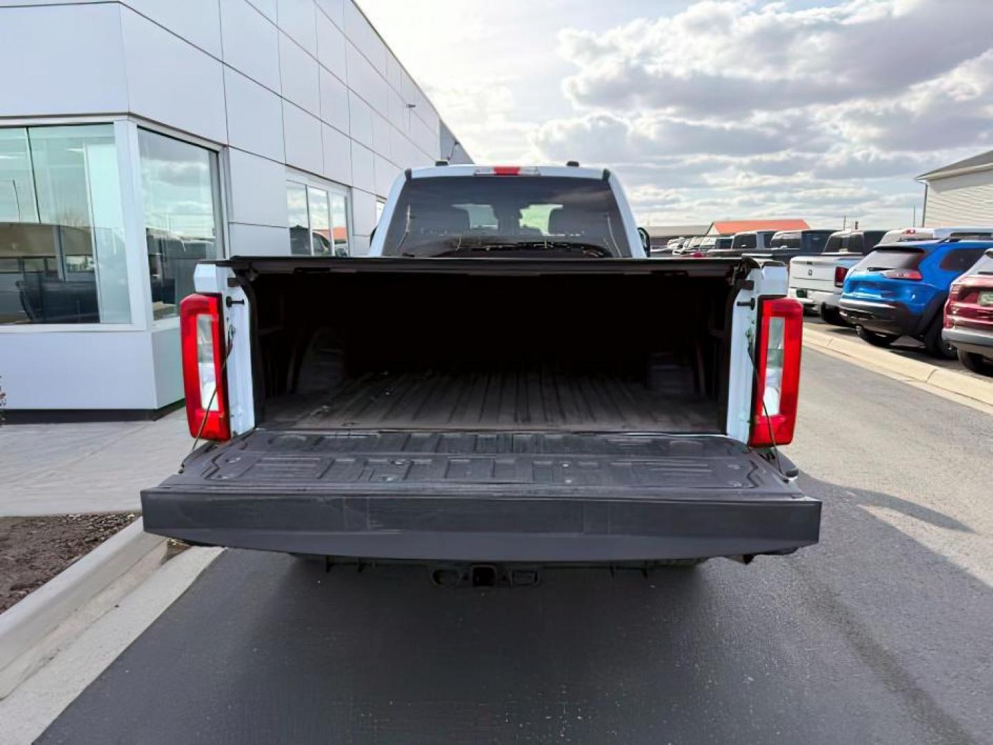 2023 Oxford White /Medium Dark Slate FORD F350 XLT (1FT8W3BN9PE) with an 7.3L V-8 DEVCT variable valve control engine, AUTOMATIC transmission, located at 1235 N Woodruff Ave., Idaho Falls, 83401, (208) 523-1053, 43.507172, -112.000488 - At Timberline Auto, finding a great deal on your next vehicle is always easy! Our experienced sales staff's goal is to help find you the right vehicle at the right price! Our knowledgeable finance department has options for almost any credit score. We offer extended service contract options to prote - Photo#5