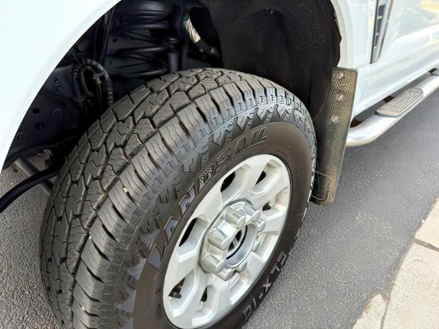2023 Oxford White /Medium Dark Slate FORD F350 XLT (1FT8W3BN9PE) with an 7.3L V-8 DEVCT variable valve control engine, AUTOMATIC transmission, located at 1235 N Woodruff Ave., Idaho Falls, 83401, (208) 523-1053, 43.507172, -112.000488 - At Timberline Auto, finding a great deal on your next vehicle is always easy! Our experienced sales staff's goal is to help find you the right vehicle at the right price! Our knowledgeable finance department has options for almost any credit score. We offer extended service contract options to prote - Photo#10