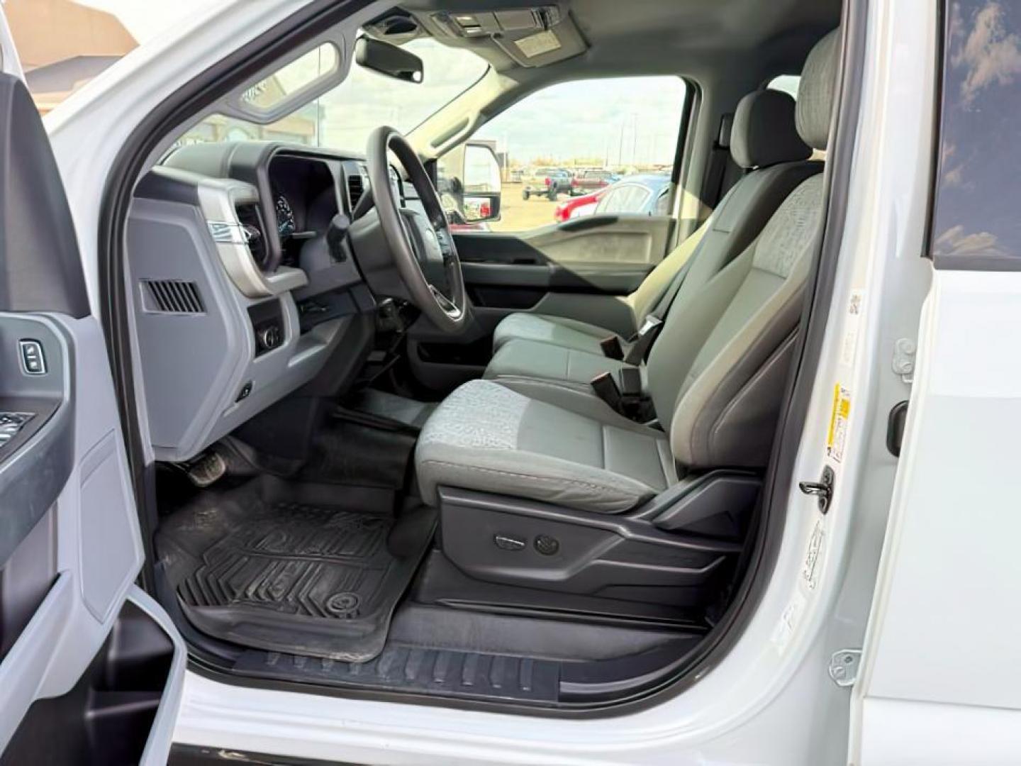 2023 Oxford White /Medium Dark Slate FORD F350 XLT (1FT8W3BN9PE) with an 7.3L V-8 DEVCT variable valve control engine, AUTOMATIC transmission, located at 1235 N Woodruff Ave., Idaho Falls, 83401, (208) 523-1053, 43.507172, -112.000488 - At Timberline Auto, finding a great deal on your next vehicle is always easy! Our experienced sales staff's goal is to help find you the right vehicle at the right price! Our knowledgeable finance department has options for almost any credit score. We offer extended service contract options to prote - Photo#11