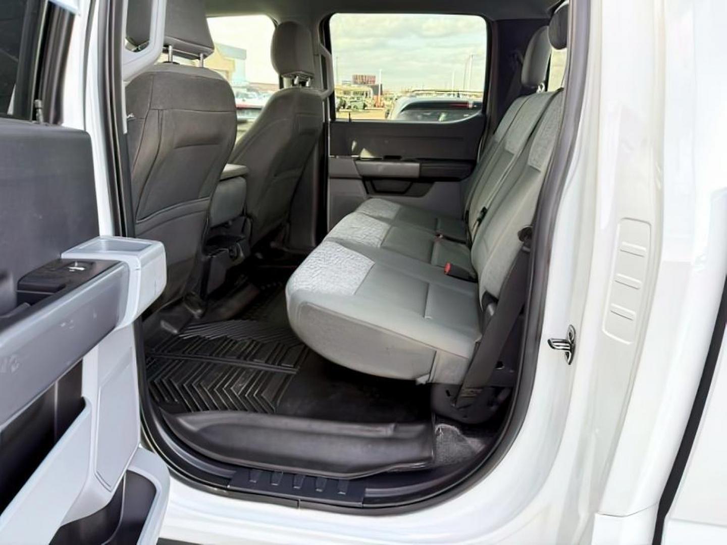 2023 Oxford White /Medium Dark Slate FORD F350 XLT (1FT8W3BN9PE) with an 7.3L V-8 DEVCT variable valve control engine, AUTOMATIC transmission, located at 1235 N Woodruff Ave., Idaho Falls, 83401, (208) 523-1053, 43.507172, -112.000488 - At Timberline Auto, finding a great deal on your next vehicle is always easy! Our experienced sales staff's goal is to help find you the right vehicle at the right price! Our knowledgeable finance department has options for almost any credit score. We offer extended service contract options to prote - Photo#19