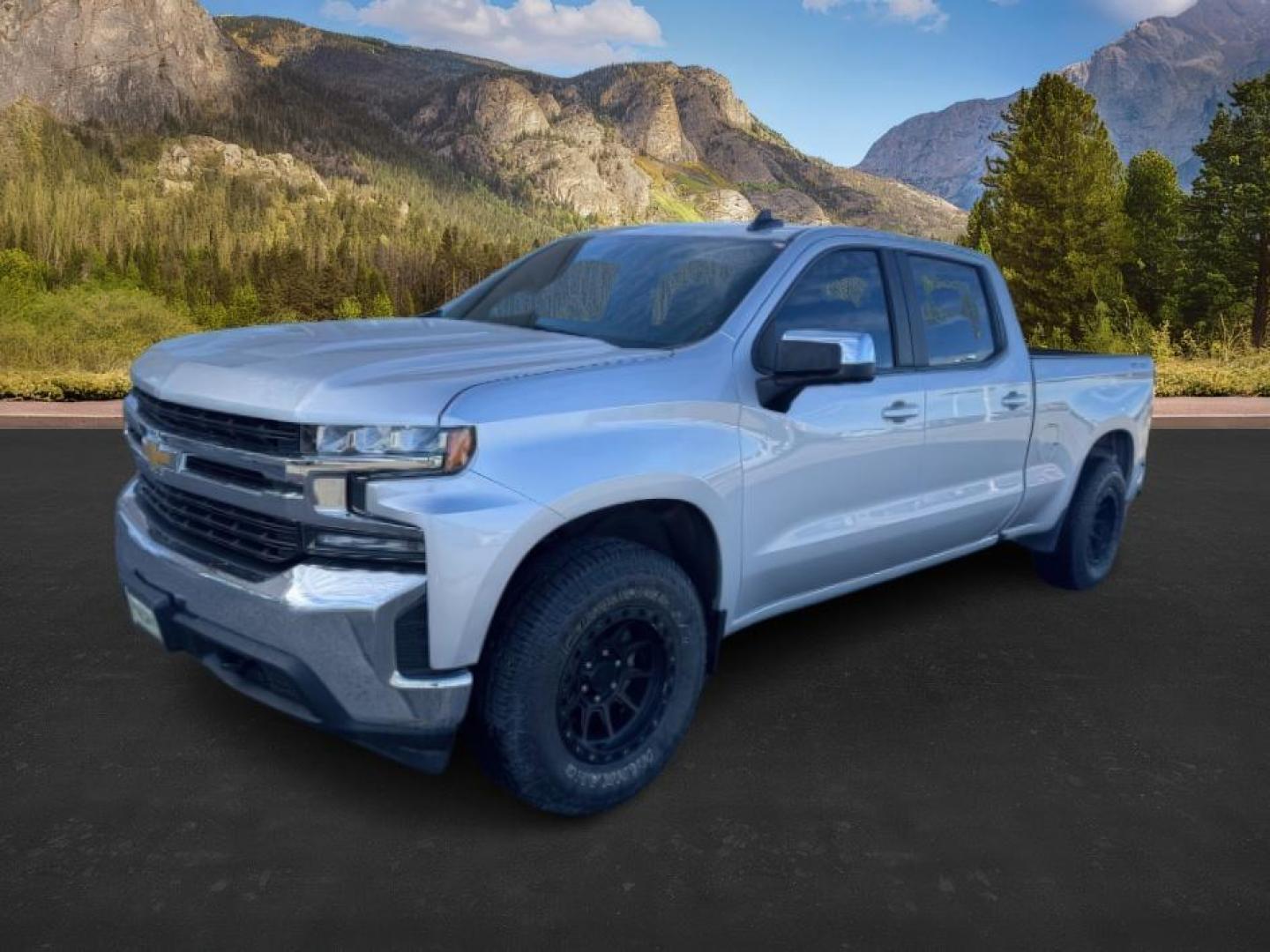 2020 SILVER /BLACK Chevrolet Silverado 1500 4WD Crew Cab Standard Bed LT (1GCUYDED5LZ) with an 5.3 engine, AUTO transmission, located at 1235 N Woodruff Ave., Idaho Falls, 83401, (208) 523-1053, 43.507172, -112.000488 - Photo#0