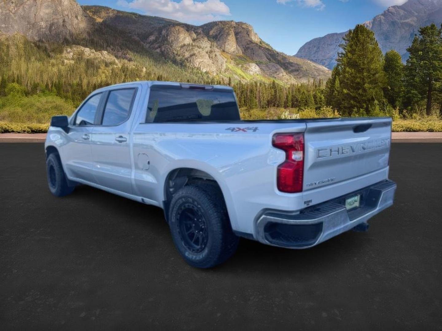 2020 SILVER /BLACK Chevrolet Silverado 1500 4WD Crew Cab Standard Bed LT (1GCUYDED5LZ) with an 5.3 engine, AUTO transmission, located at 1235 N Woodruff Ave., Idaho Falls, 83401, (208) 523-1053, 43.507172, -112.000488 - Photo#2