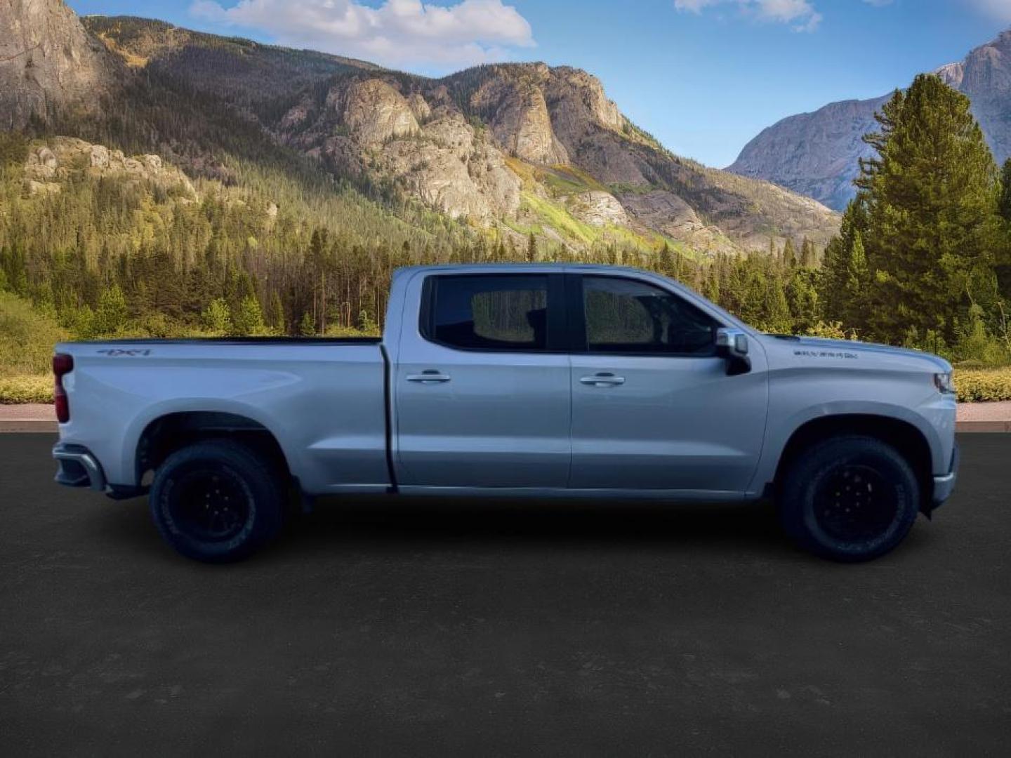 2020 SILVER /BLACK Chevrolet Silverado 1500 4WD Crew Cab Standard Bed LT (1GCUYDED5LZ) with an 5.3 engine, AUTO transmission, located at 1235 N Woodruff Ave., Idaho Falls, 83401, (208) 523-1053, 43.507172, -112.000488 - Photo#4