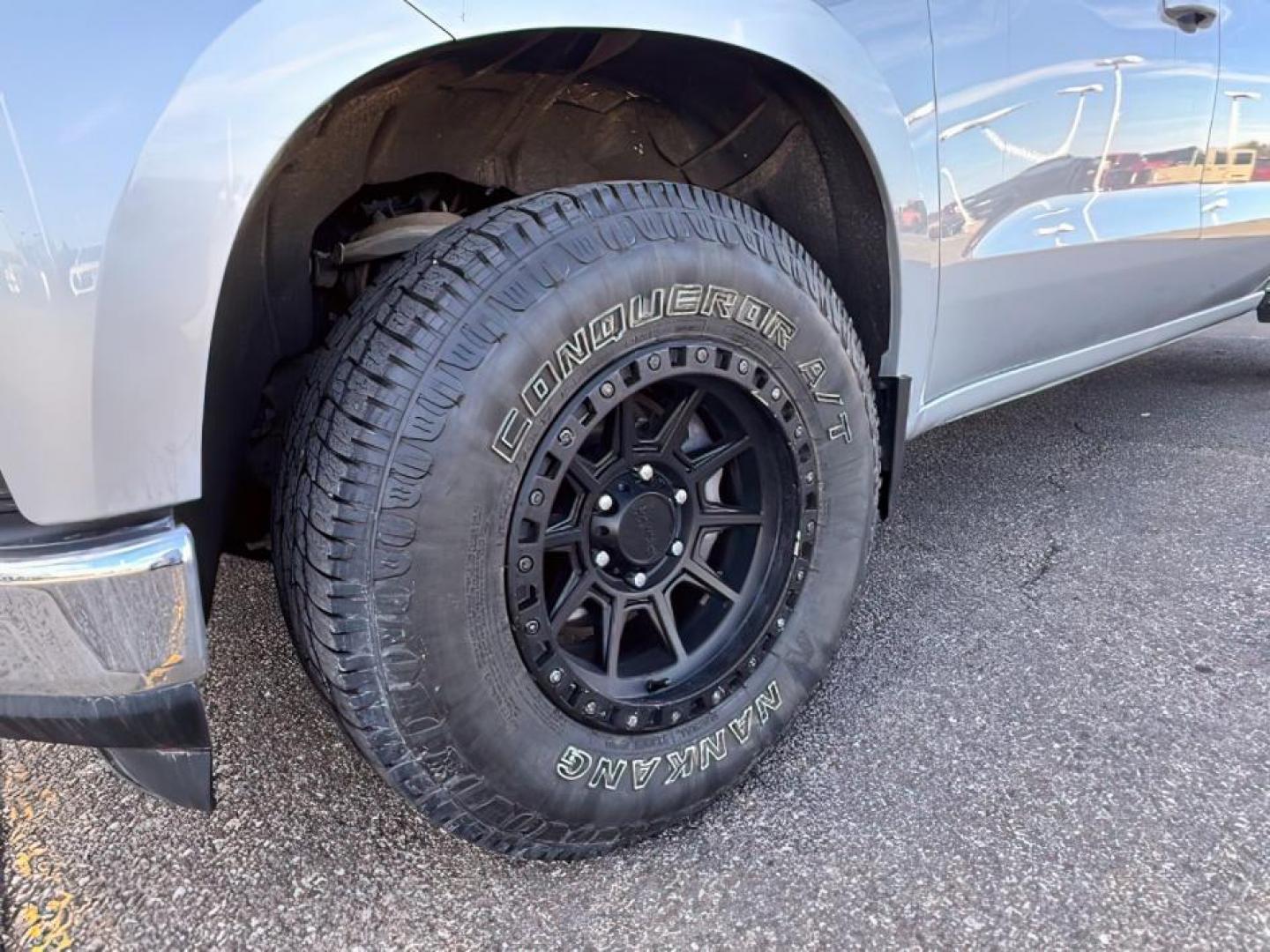 2020 SILVER /BLACK Chevrolet Silverado 1500 4WD Crew Cab Standard Bed LT (1GCUYDED5LZ) with an 5.3 engine, AUTO transmission, located at 1235 N Woodruff Ave., Idaho Falls, 83401, (208) 523-1053, 43.507172, -112.000488 - Photo#10