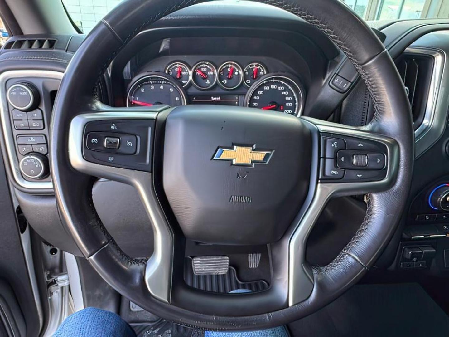 2020 SILVER /BLACK Chevrolet Silverado 1500 4WD Crew Cab Standard Bed LT (1GCUYDED5LZ) with an 5.3 engine, AUTO transmission, located at 1235 N Woodruff Ave., Idaho Falls, 83401, (208) 523-1053, 43.507172, -112.000488 - Photo#15