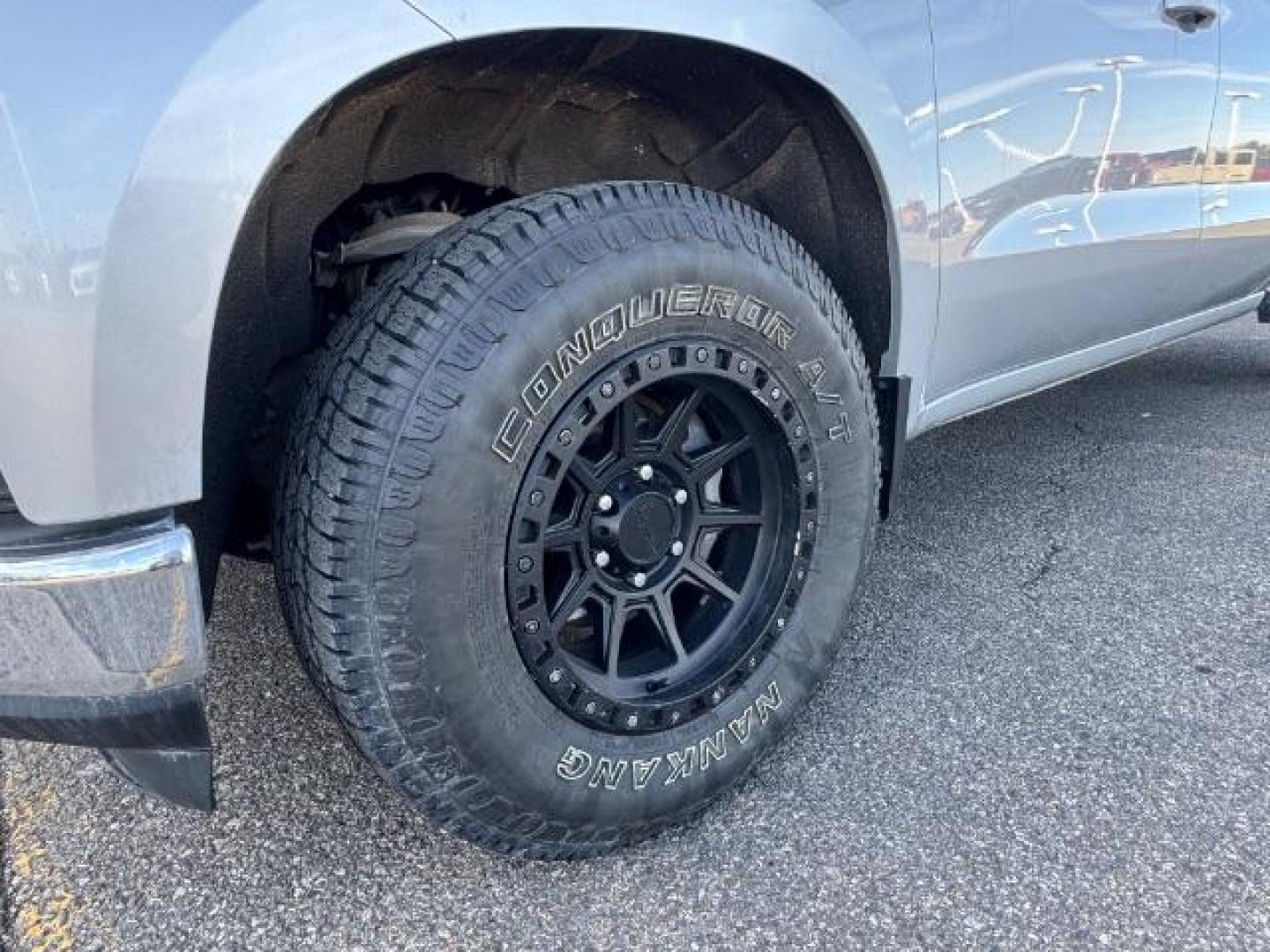 2020 SILVER /BLACK Chevrolet Silverado 1500 4WD Crew Cab Standard Bed LT (1GCUYDED5LZ) with an 5.3 engine, AUTO transmission, located at 1235 N Woodruff Ave., Idaho Falls, 83401, (208) 523-1053, 43.507172, -112.000488 - Photo#10