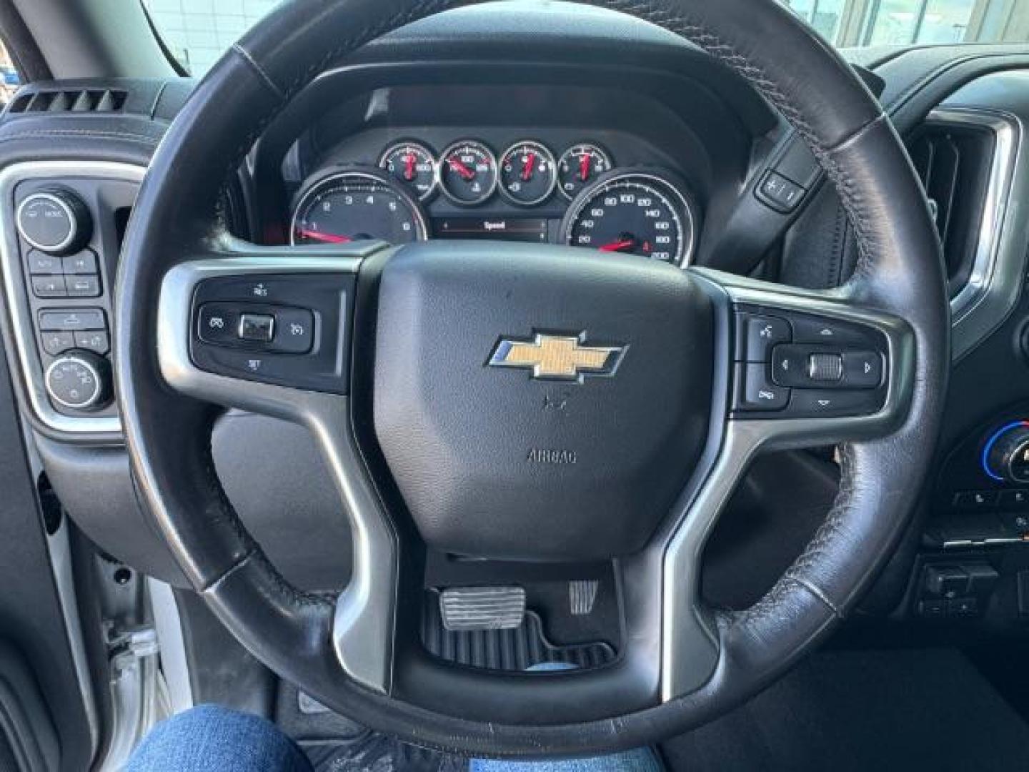 2020 SILVER /BLACK Chevrolet Silverado 1500 4WD Crew Cab Standard Bed LT (1GCUYDED5LZ) with an 5.3 engine, AUTO transmission, located at 1235 N Woodruff Ave., Idaho Falls, 83401, (208) 523-1053, 43.507172, -112.000488 - Photo#15