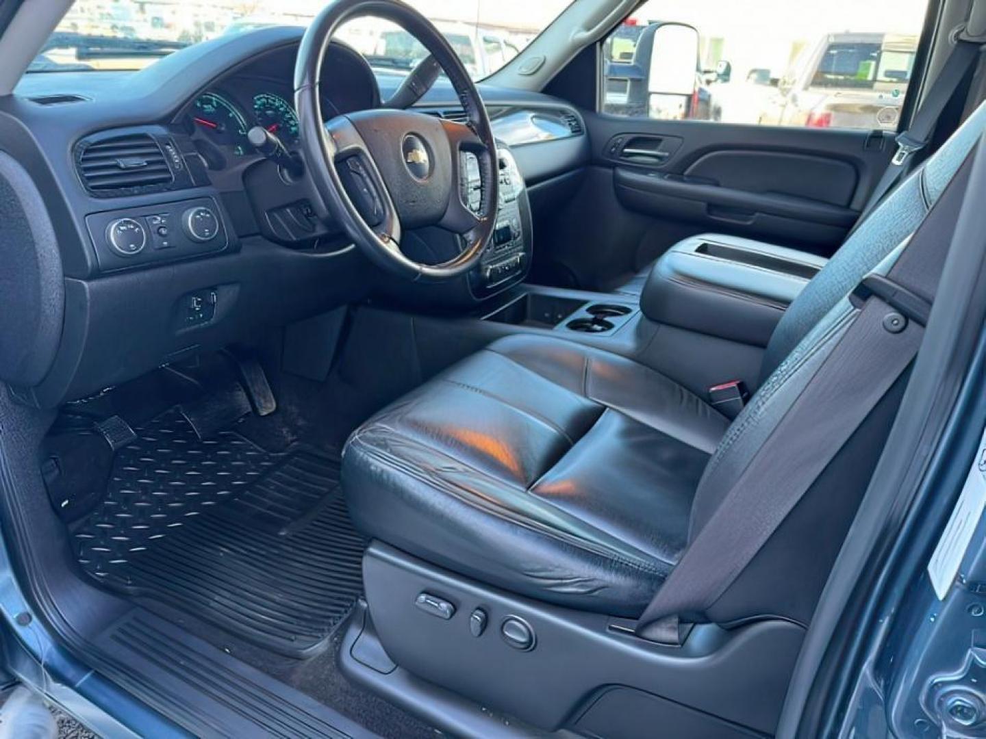 2009 BLUE /LEATHER CHEVY 2500 LTZ (1GCHK43619F) with an 6.6 engine, AUTOMATIC transmission, located at 1235 N Woodruff Ave., Idaho Falls, 83401, (208) 523-1053, 43.507172, -112.000488 - Photo#15