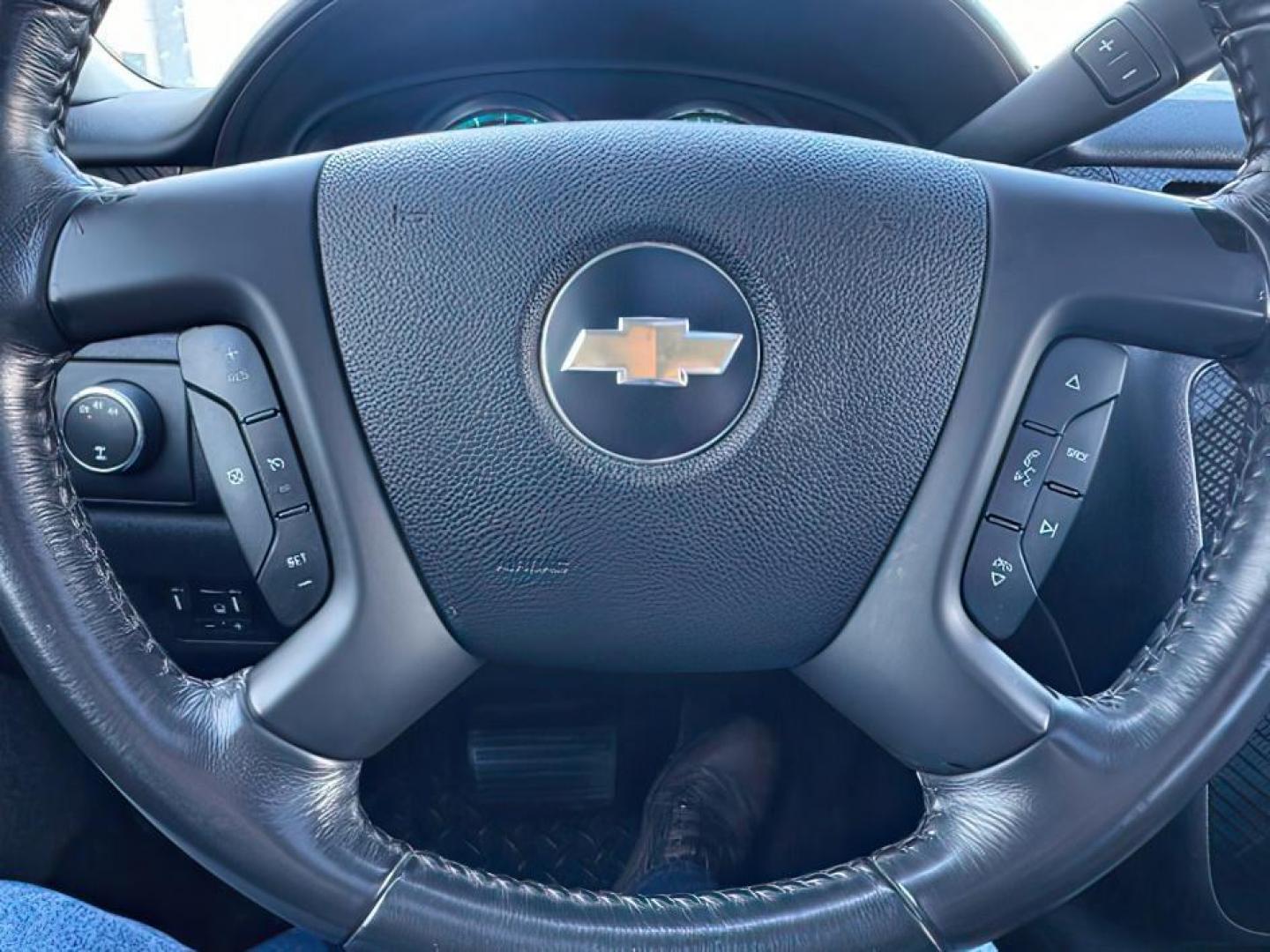 2009 BLUE /LEATHER CHEVY 2500 LTZ (1GCHK43619F) with an 6.6 engine, AUTOMATIC transmission, located at 1235 N Woodruff Ave., Idaho Falls, 83401, (208) 523-1053, 43.507172, -112.000488 - Photo#19