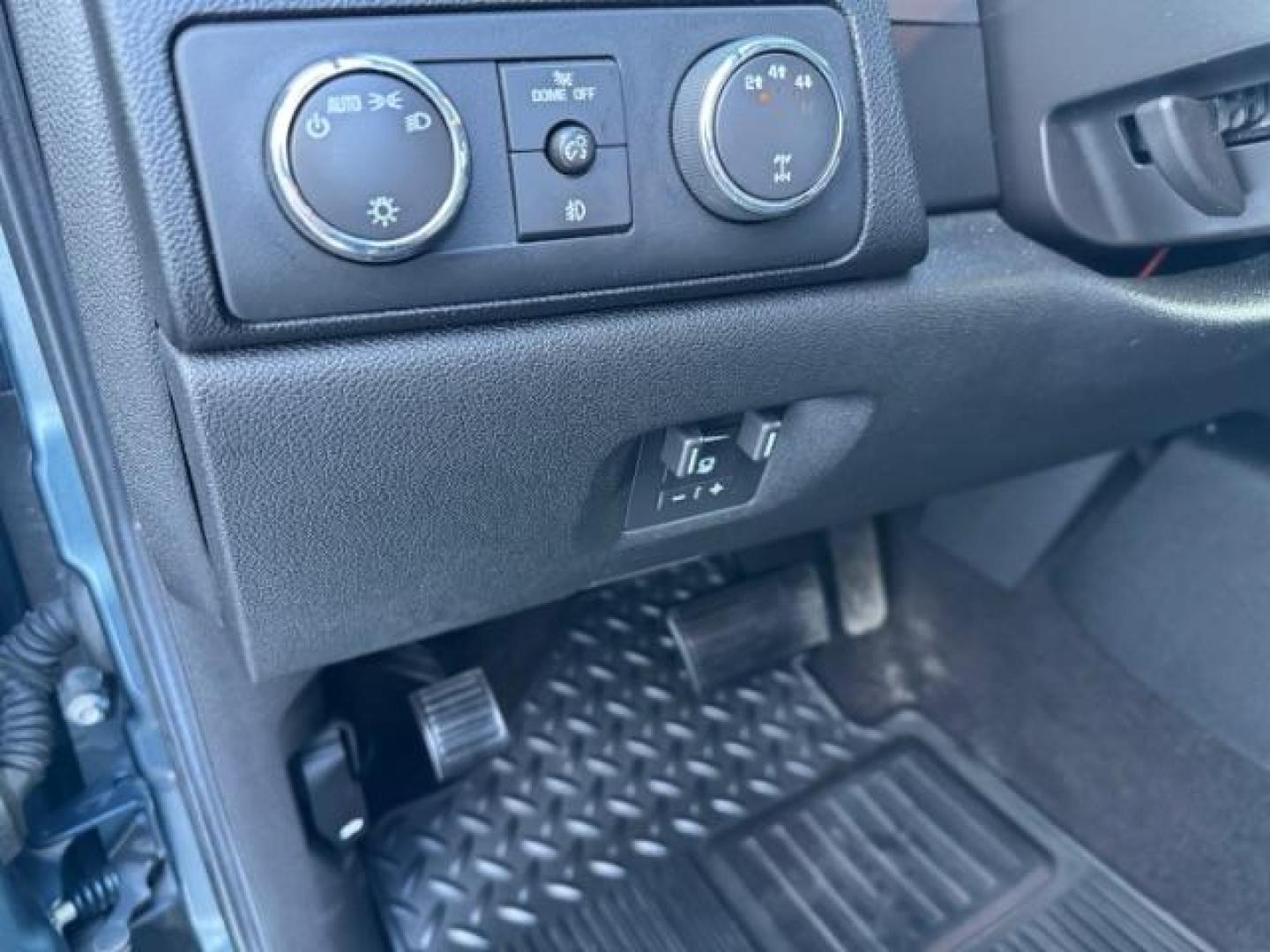 2009 BLUE /LEATHER CHEVY 2500 LTZ (1GCHK43619F) with an 6.6 engine, AUTOMATIC transmission, located at 1235 N Woodruff Ave., Idaho Falls, 83401, (208) 523-1053, 43.507172, -112.000488 - Photo#24