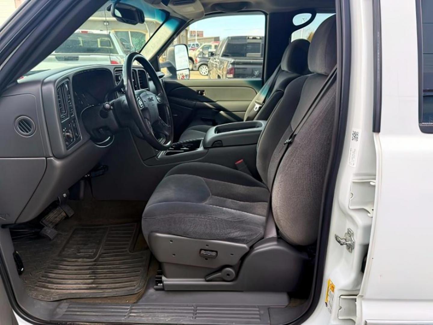 2007 WHITE /CLOTH GMC 2500 SLE (1GTHK23D37F) with an 6.6 engine, AUTOMATIC transmission, located at 1235 N Woodruff Ave., Idaho Falls, 83401, (208) 523-1053, 43.507172, -112.000488 - At Timberline Auto, finding a great deal on your next vehicle is always easy! Our experienced sales staff's goal is to help find you the right vehicle at the right price! Our knowledgeable finance department has options for almost any credit score. We offer extended service contract options to prote - Photo#9