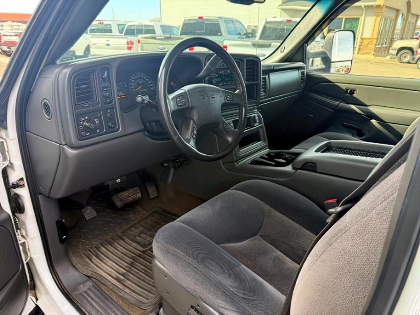 2007 WHITE /CLOTH GMC 2500 SLE (1GTHK23D37F) with an 6.6 engine, AUTOMATIC transmission, located at 1235 N Woodruff Ave., Idaho Falls, 83401, (208) 523-1053, 43.507172, -112.000488 - At Timberline Auto, finding a great deal on your next vehicle is always easy! Our experienced sales staff's goal is to help find you the right vehicle at the right price! Our knowledgeable finance department has options for almost any credit score. We offer extended service contract options to prote - Photo#10