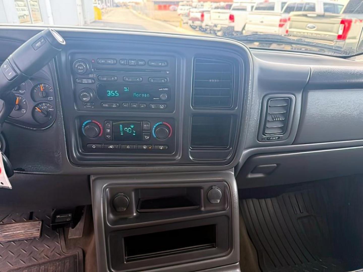2007 WHITE /CLOTH GMC 2500 SLE (1GTHK23D37F) with an 6.6 engine, AUTOMATIC transmission, located at 1235 N Woodruff Ave., Idaho Falls, 83401, (208) 523-1053, 43.507172, -112.000488 - At Timberline Auto, finding a great deal on your next vehicle is always easy! Our experienced sales staff's goal is to help find you the right vehicle at the right price! Our knowledgeable finance department has options for almost any credit score. We offer extended service contract options to prote - Photo#12