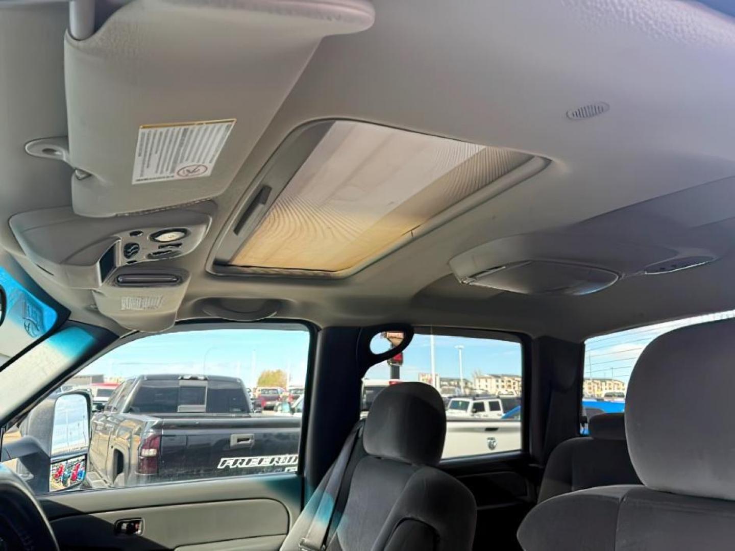 2007 WHITE /CLOTH GMC 2500 SLE (1GTHK23D37F) with an 6.6 engine, AUTOMATIC transmission, located at 1235 N Woodruff Ave., Idaho Falls, 83401, (208) 523-1053, 43.507172, -112.000488 - At Timberline Auto, finding a great deal on your next vehicle is always easy! Our experienced sales staff's goal is to help find you the right vehicle at the right price! Our knowledgeable finance department has options for almost any credit score. We offer extended service contract options to prote - Photo#15