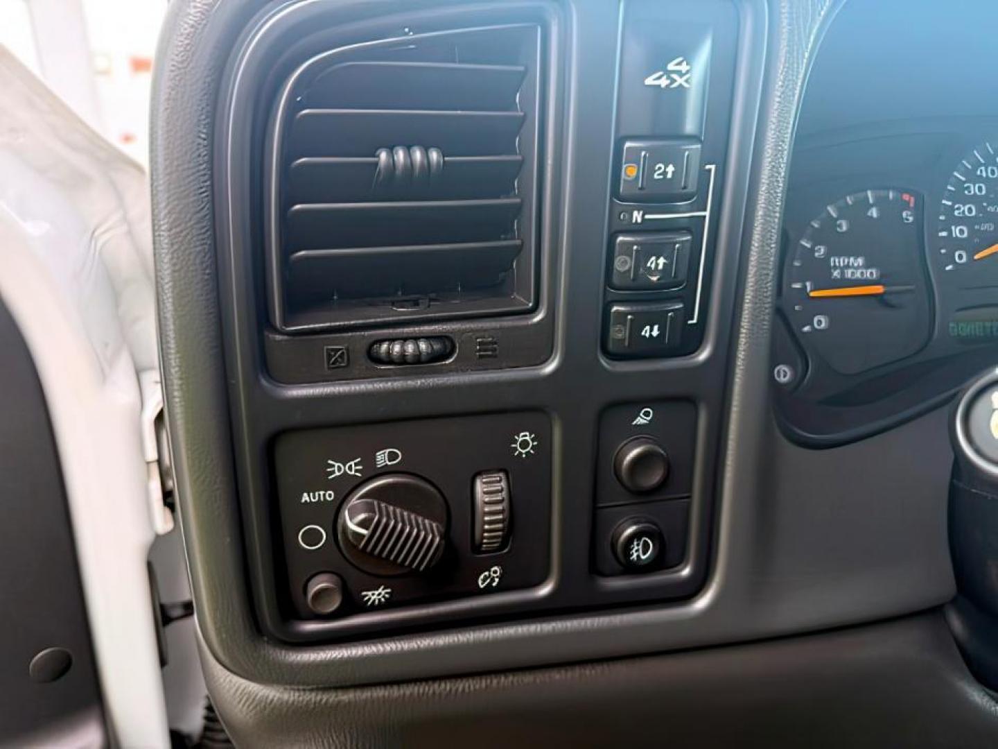 2007 WHITE /CLOTH GMC 2500 SLE (1GTHK23D37F) with an 6.6 engine, AUTOMATIC transmission, located at 1235 N Woodruff Ave., Idaho Falls, 83401, (208) 523-1053, 43.507172, -112.000488 - At Timberline Auto, finding a great deal on your next vehicle is always easy! Our experienced sales staff's goal is to help find you the right vehicle at the right price! Our knowledgeable finance department has options for almost any credit score. We offer extended service contract options to prote - Photo#16