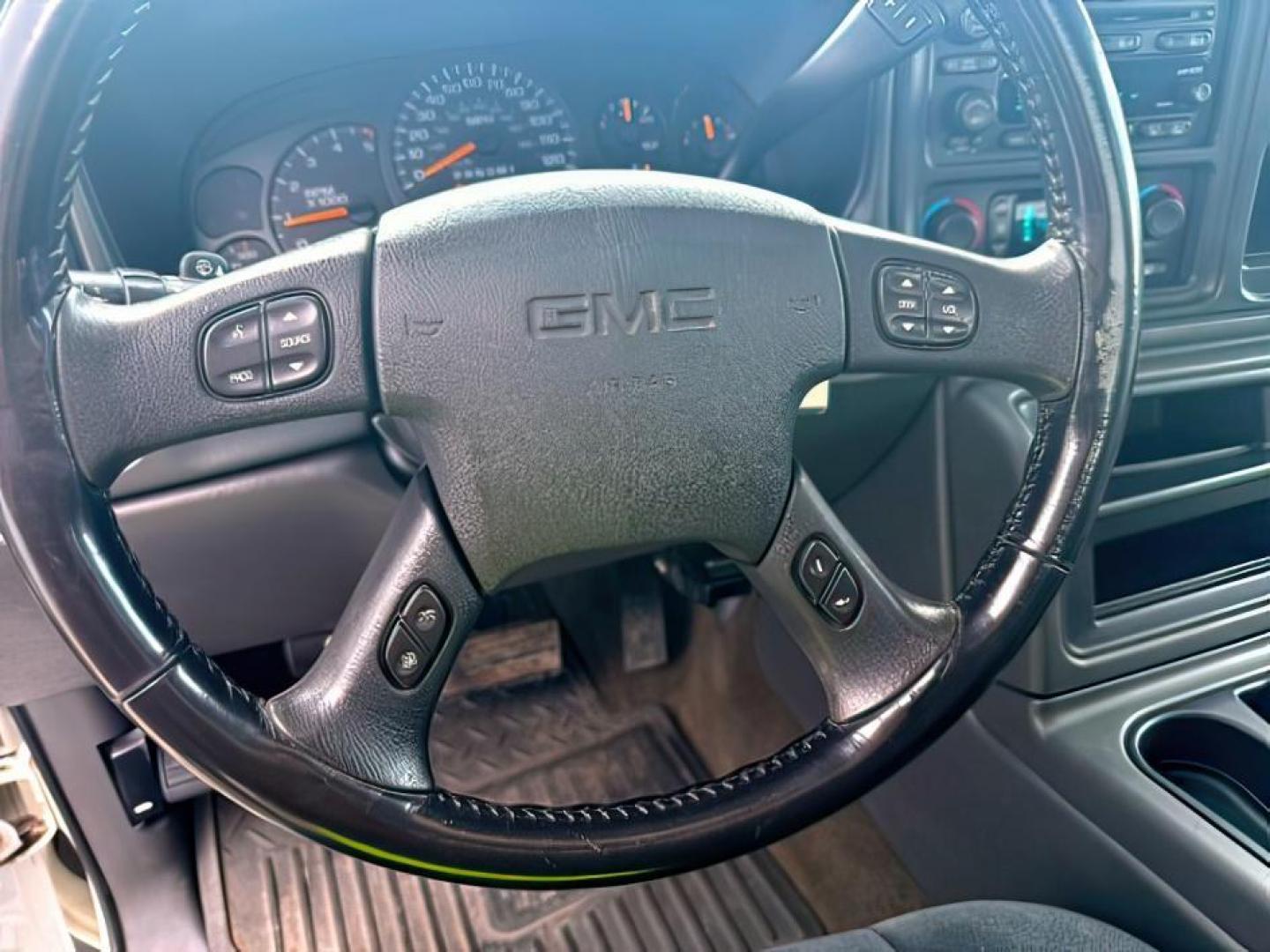 2007 WHITE /CLOTH GMC 2500 SLE (1GTHK23D37F) with an 6.6 engine, AUTOMATIC transmission, located at 1235 N Woodruff Ave., Idaho Falls, 83401, (208) 523-1053, 43.507172, -112.000488 - At Timberline Auto, finding a great deal on your next vehicle is always easy! Our experienced sales staff's goal is to help find you the right vehicle at the right price! Our knowledgeable finance department has options for almost any credit score. We offer extended service contract options to prote - Photo#17