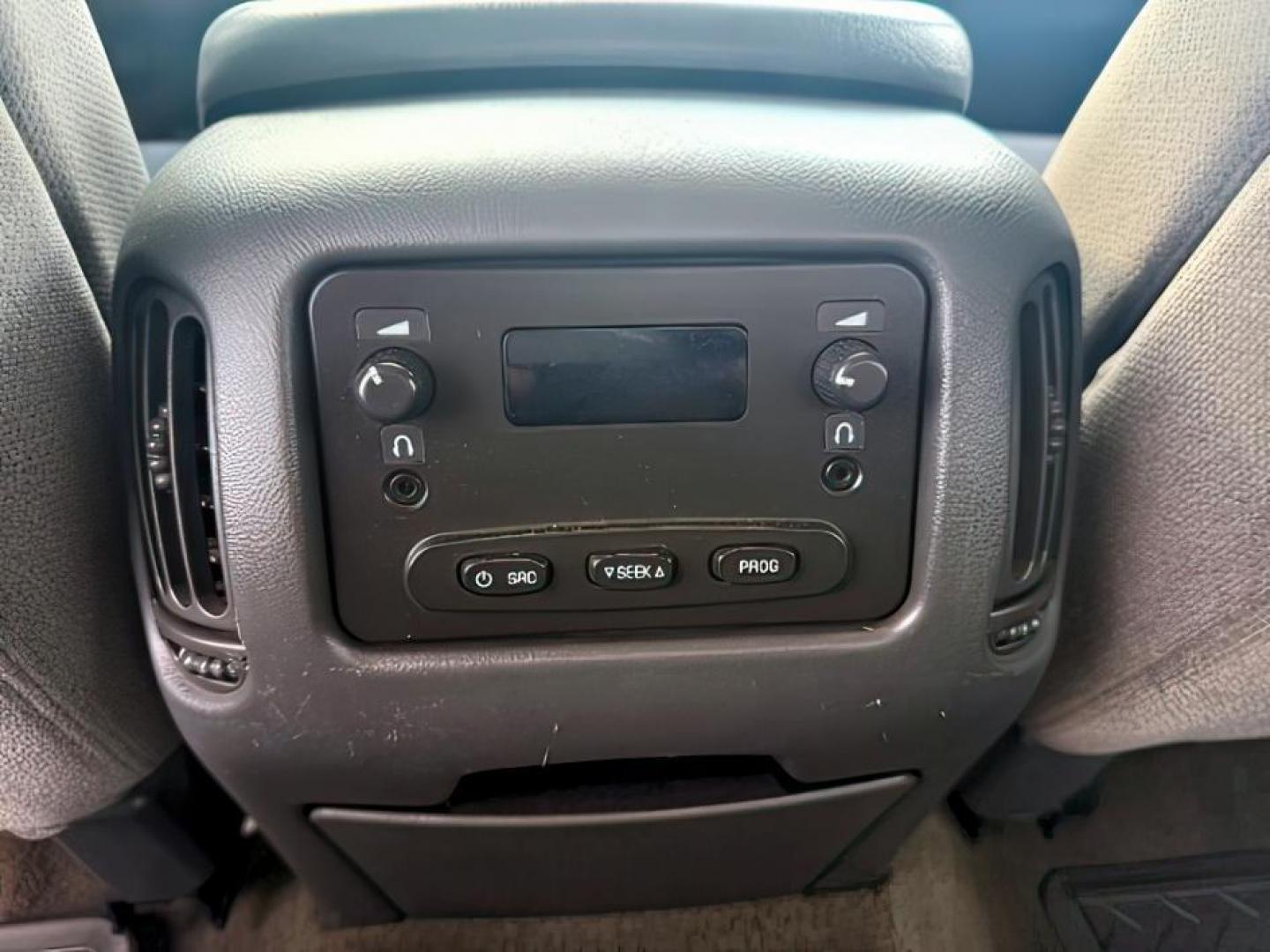 2007 WHITE /CLOTH GMC 2500 SLE (1GTHK23D37F) with an 6.6 engine, AUTOMATIC transmission, located at 1235 N Woodruff Ave., Idaho Falls, 83401, (208) 523-1053, 43.507172, -112.000488 - At Timberline Auto, finding a great deal on your next vehicle is always easy! Our experienced sales staff's goal is to help find you the right vehicle at the right price! Our knowledgeable finance department has options for almost any credit score. We offer extended service contract options to prote - Photo#19