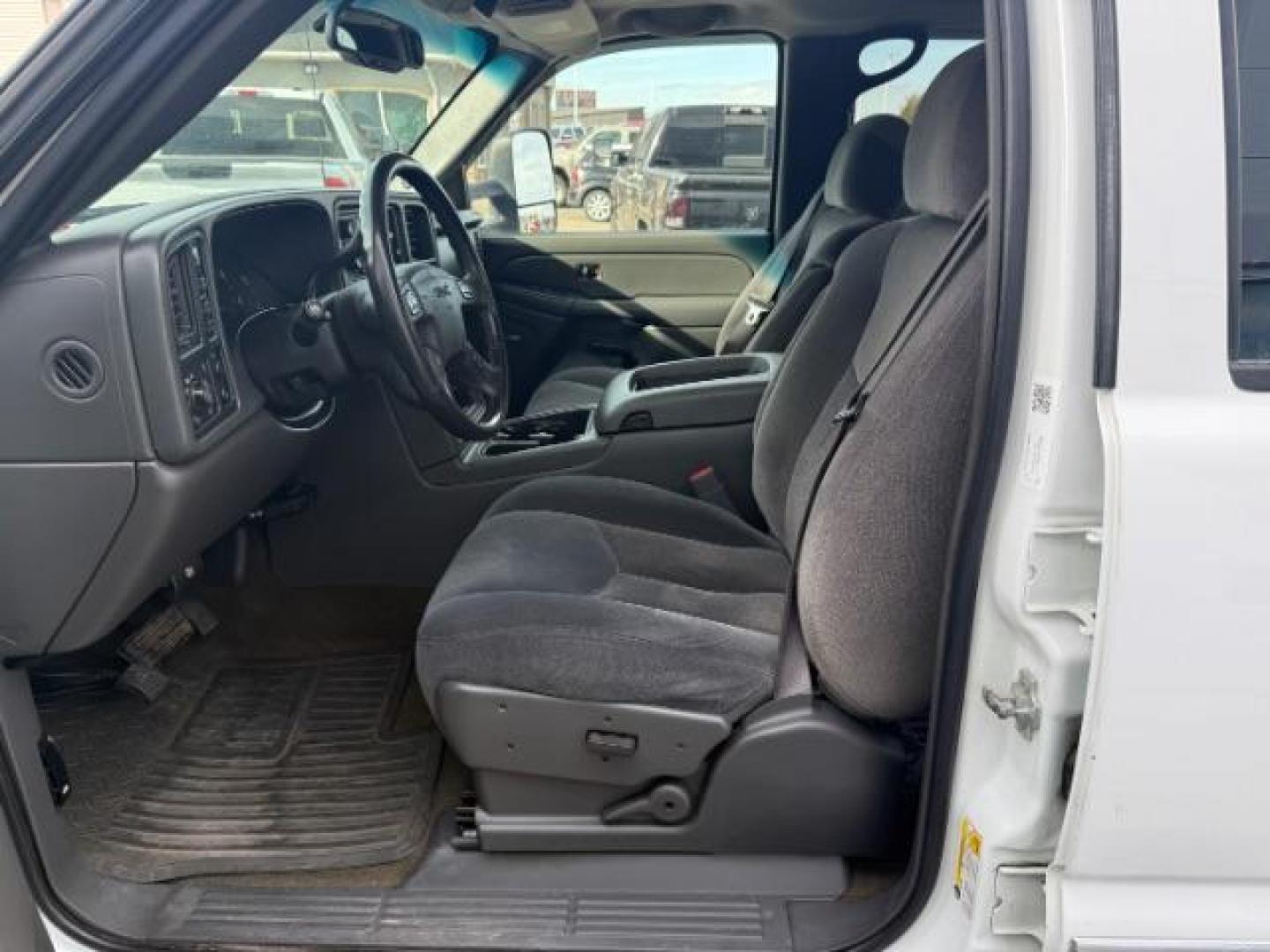 2007 WHITE /CLOTH GMC 2500 SLE (1GTHK23D37F) with an 6.6 engine, AUTOMATIC transmission, located at 1235 N Woodruff Ave., Idaho Falls, 83401, (208) 523-1053, 43.507172, -112.000488 - At Timberline Auto, finding a great deal on your next vehicle is always easy! Our experienced sales staff's goal is to help find you the right vehicle at the right price! Our knowledgeable finance department has options for almost any credit score. We offer extended service contract options to prote - Photo#9