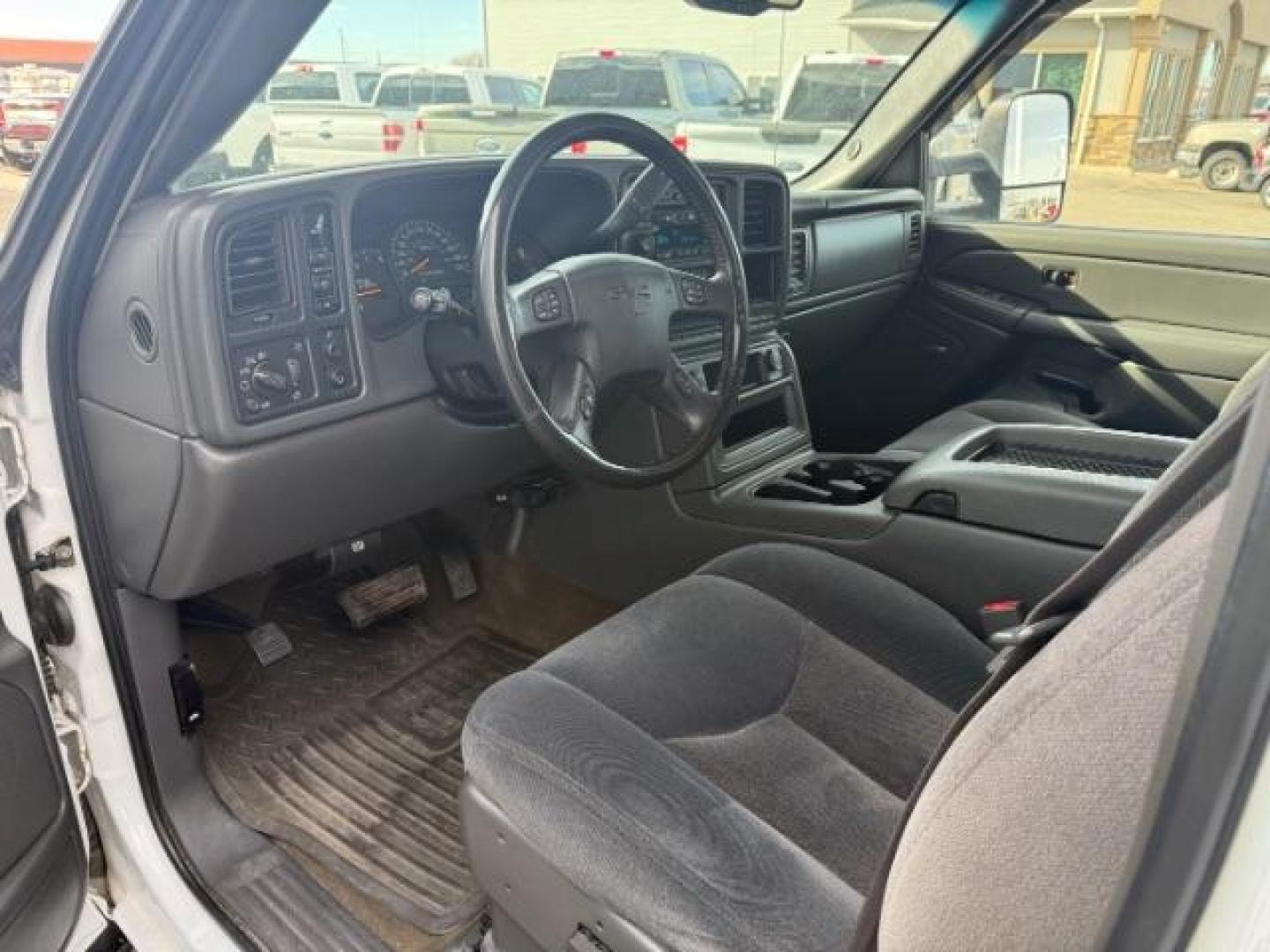 2007 WHITE /CLOTH GMC 2500 SLE (1GTHK23D37F) with an 6.6 engine, AUTOMATIC transmission, located at 1235 N Woodruff Ave., Idaho Falls, 83401, (208) 523-1053, 43.507172, -112.000488 - At Timberline Auto, finding a great deal on your next vehicle is always easy! Our experienced sales staff's goal is to help find you the right vehicle at the right price! Our knowledgeable finance department has options for almost any credit score. We offer extended service contract options to prote - Photo#10