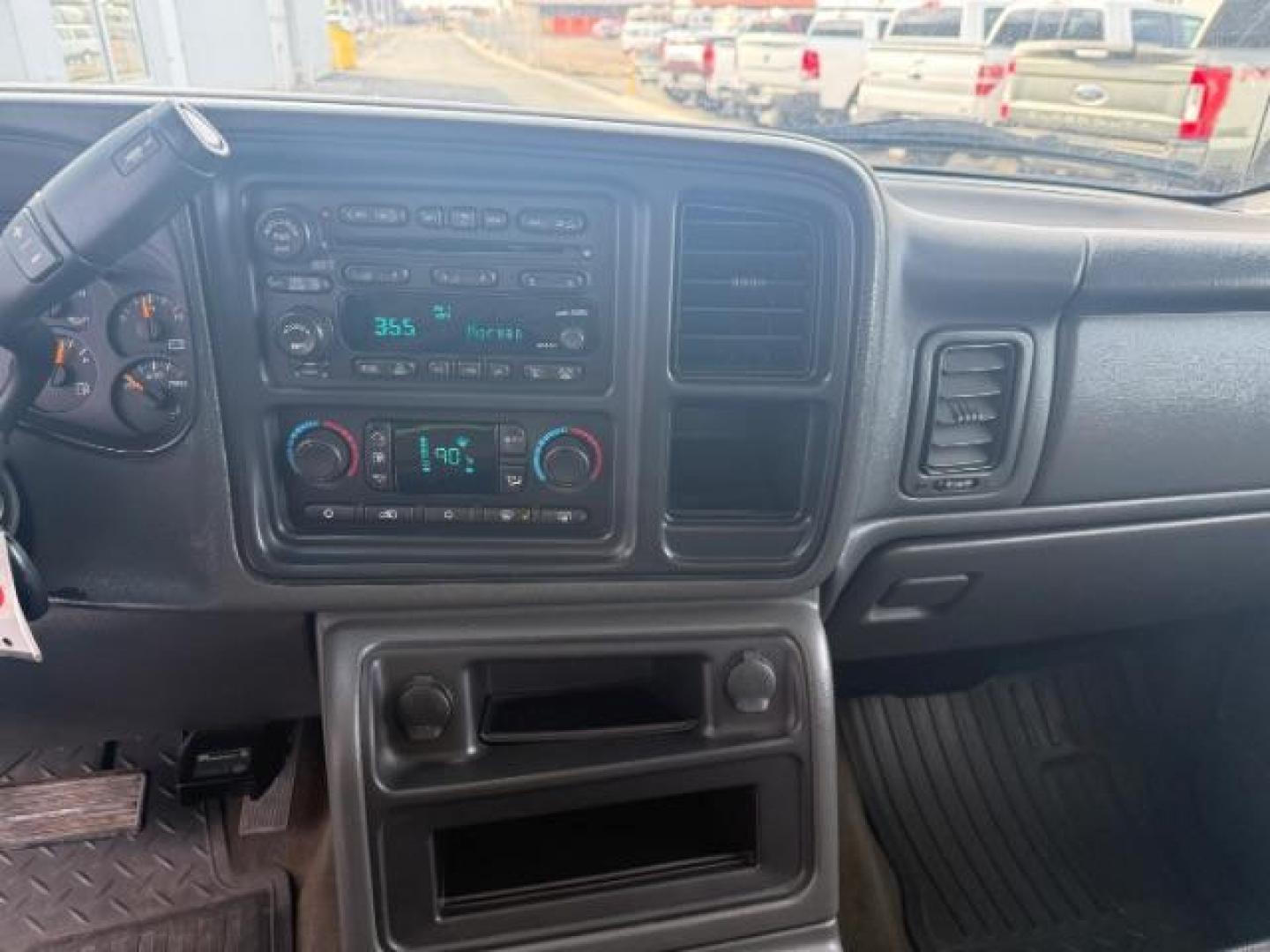 2007 WHITE /CLOTH GMC 2500 SLE (1GTHK23D37F) with an 6.6 engine, AUTOMATIC transmission, located at 1235 N Woodruff Ave., Idaho Falls, 83401, (208) 523-1053, 43.507172, -112.000488 - At Timberline Auto, finding a great deal on your next vehicle is always easy! Our experienced sales staff's goal is to help find you the right vehicle at the right price! Our knowledgeable finance department has options for almost any credit score. We offer extended service contract options to prote - Photo#12