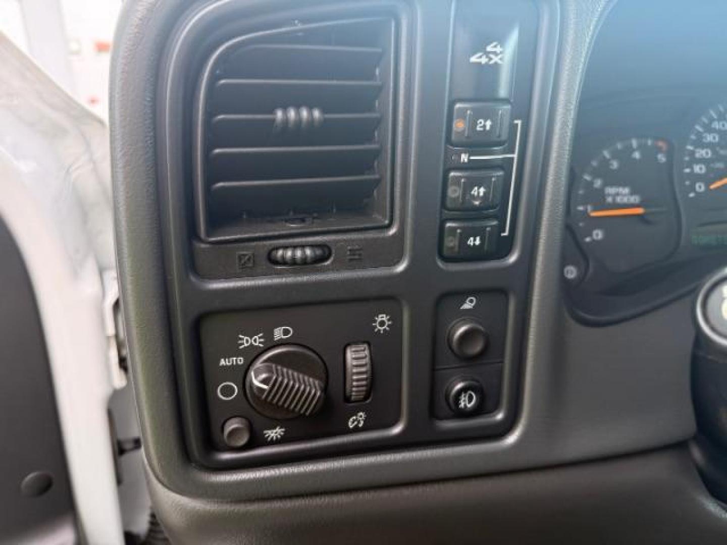 2007 WHITE /CLOTH GMC 2500 SLE (1GTHK23D37F) with an 6.6 engine, AUTOMATIC transmission, located at 1235 N Woodruff Ave., Idaho Falls, 83401, (208) 523-1053, 43.507172, -112.000488 - At Timberline Auto, finding a great deal on your next vehicle is always easy! Our experienced sales staff's goal is to help find you the right vehicle at the right price! Our knowledgeable finance department has options for almost any credit score. We offer extended service contract options to prote - Photo#16