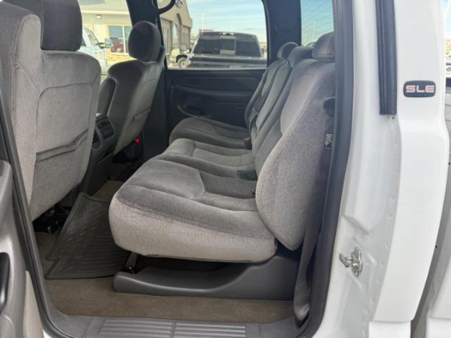 2007 WHITE /CLOTH GMC 2500 SLE (1GTHK23D37F) with an 6.6 engine, AUTOMATIC transmission, located at 1235 N Woodruff Ave., Idaho Falls, 83401, (208) 523-1053, 43.507172, -112.000488 - At Timberline Auto, finding a great deal on your next vehicle is always easy! Our experienced sales staff's goal is to help find you the right vehicle at the right price! Our knowledgeable finance department has options for almost any credit score. We offer extended service contract options to prote - Photo#18