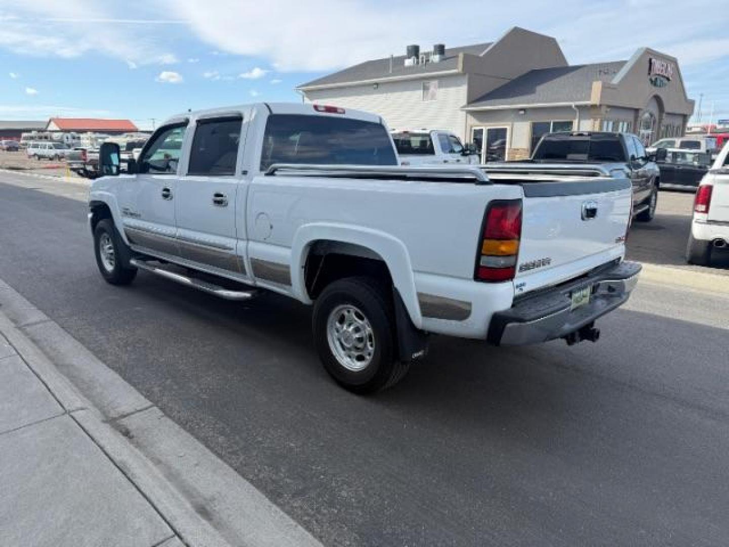 2007 WHITE /CLOTH GMC 2500 SLE (1GTHK23D37F) with an 6.6 engine, AUTOMATIC transmission, located at 1235 N Woodruff Ave., Idaho Falls, 83401, (208) 523-1053, 43.507172, -112.000488 - At Timberline Auto, finding a great deal on your next vehicle is always easy! Our experienced sales staff's goal is to help find you the right vehicle at the right price! Our knowledgeable finance department has options for almost any credit score. We offer extended service contract options to prote - Photo#1