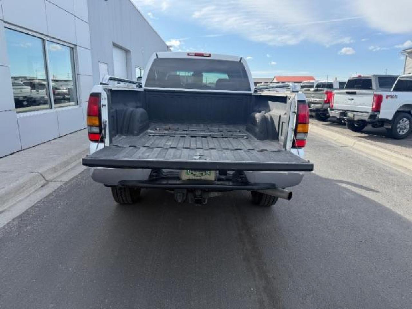 2007 WHITE /CLOTH GMC 2500 SLE (1GTHK23D37F) with an 6.6 engine, AUTOMATIC transmission, located at 1235 N Woodruff Ave., Idaho Falls, 83401, (208) 523-1053, 43.507172, -112.000488 - At Timberline Auto, finding a great deal on your next vehicle is always easy! Our experienced sales staff's goal is to help find you the right vehicle at the right price! Our knowledgeable finance department has options for almost any credit score. We offer extended service contract options to prote - Photo#3