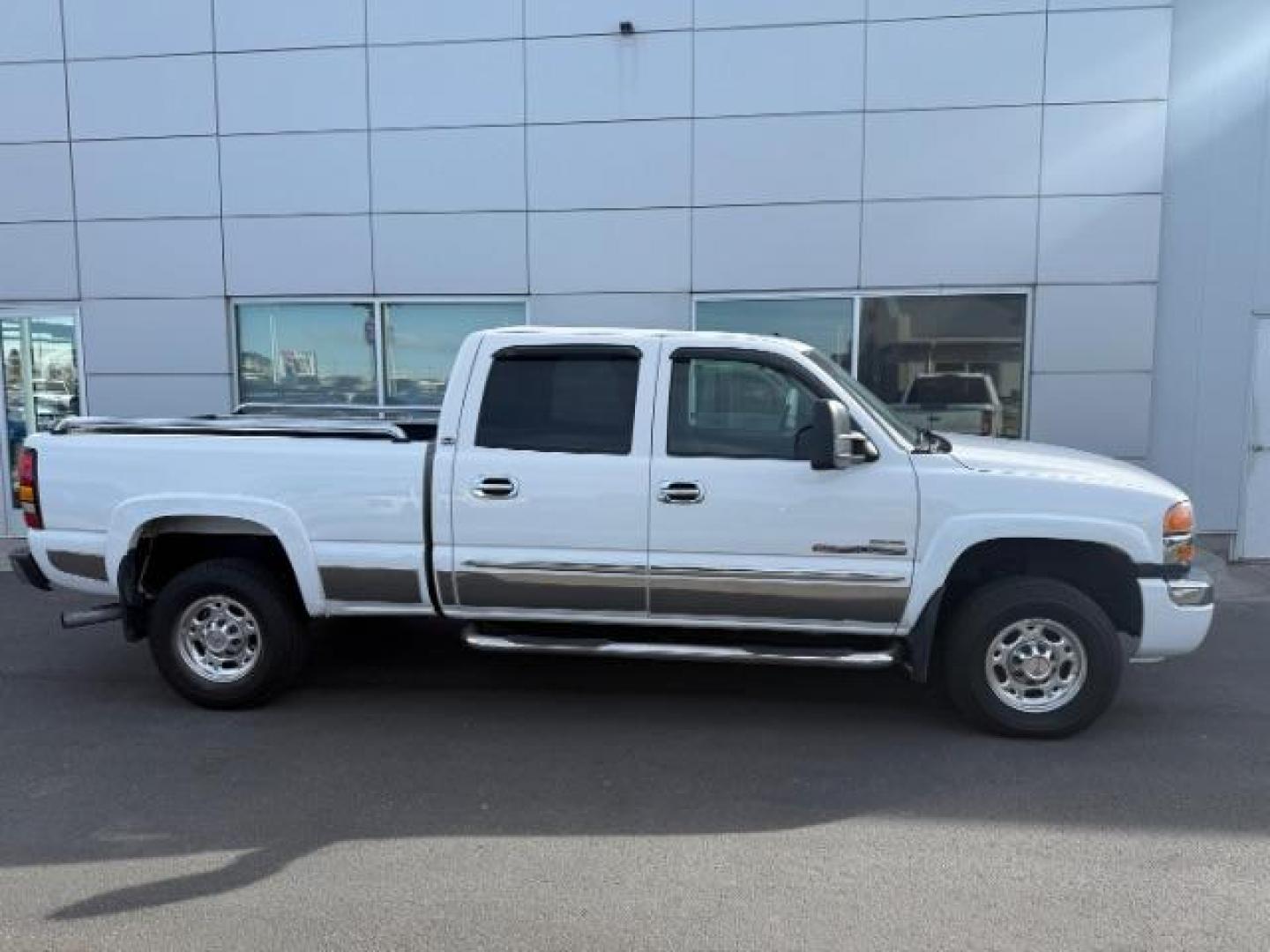 2007 WHITE /CLOTH GMC 2500 SLE (1GTHK23D37F) with an 6.6 engine, AUTOMATIC transmission, located at 1235 N Woodruff Ave., Idaho Falls, 83401, (208) 523-1053, 43.507172, -112.000488 - At Timberline Auto, finding a great deal on your next vehicle is always easy! Our experienced sales staff's goal is to help find you the right vehicle at the right price! Our knowledgeable finance department has options for almost any credit score. We offer extended service contract options to prote - Photo#5