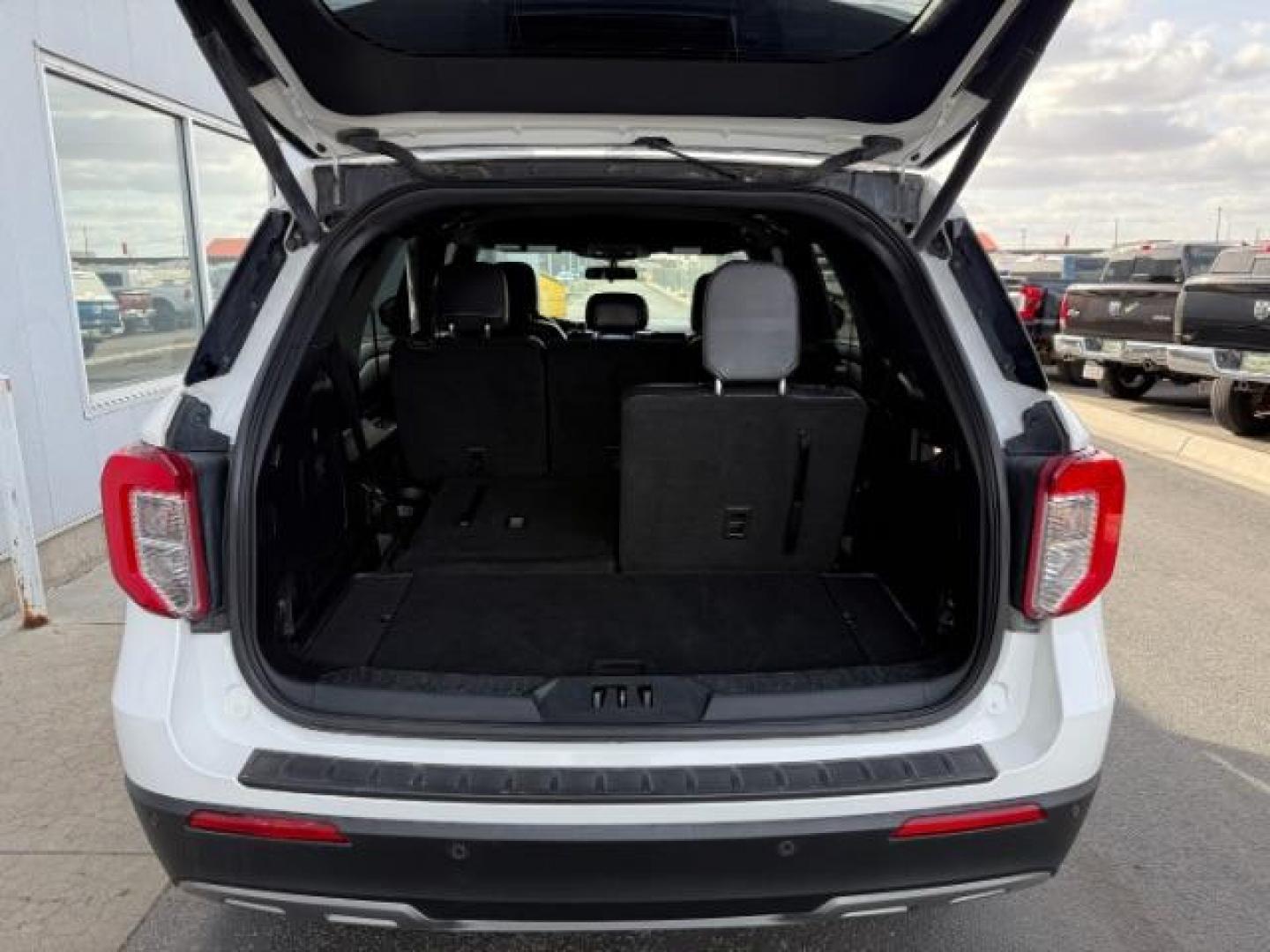 2020 Oxford White /Ebony FORD EXPLORER XLT (1FMSK8DH3LG) with an EcoBoost 2.3L I-4 gasoline direct injection engine, AUTOMATIC transmission, located at 1235 N Woodruff Ave., Idaho Falls, 83401, (208) 523-1053, 43.507172, -112.000488 - At Timberline Auto, finding a great deal on your next vehicle is always easy! Our experienced sales staff's goal is to help find you the right vehicle at the right price! Our knowledgeable finance department has options for almost any credit score. We offer extended service contract options to prote - Photo#9