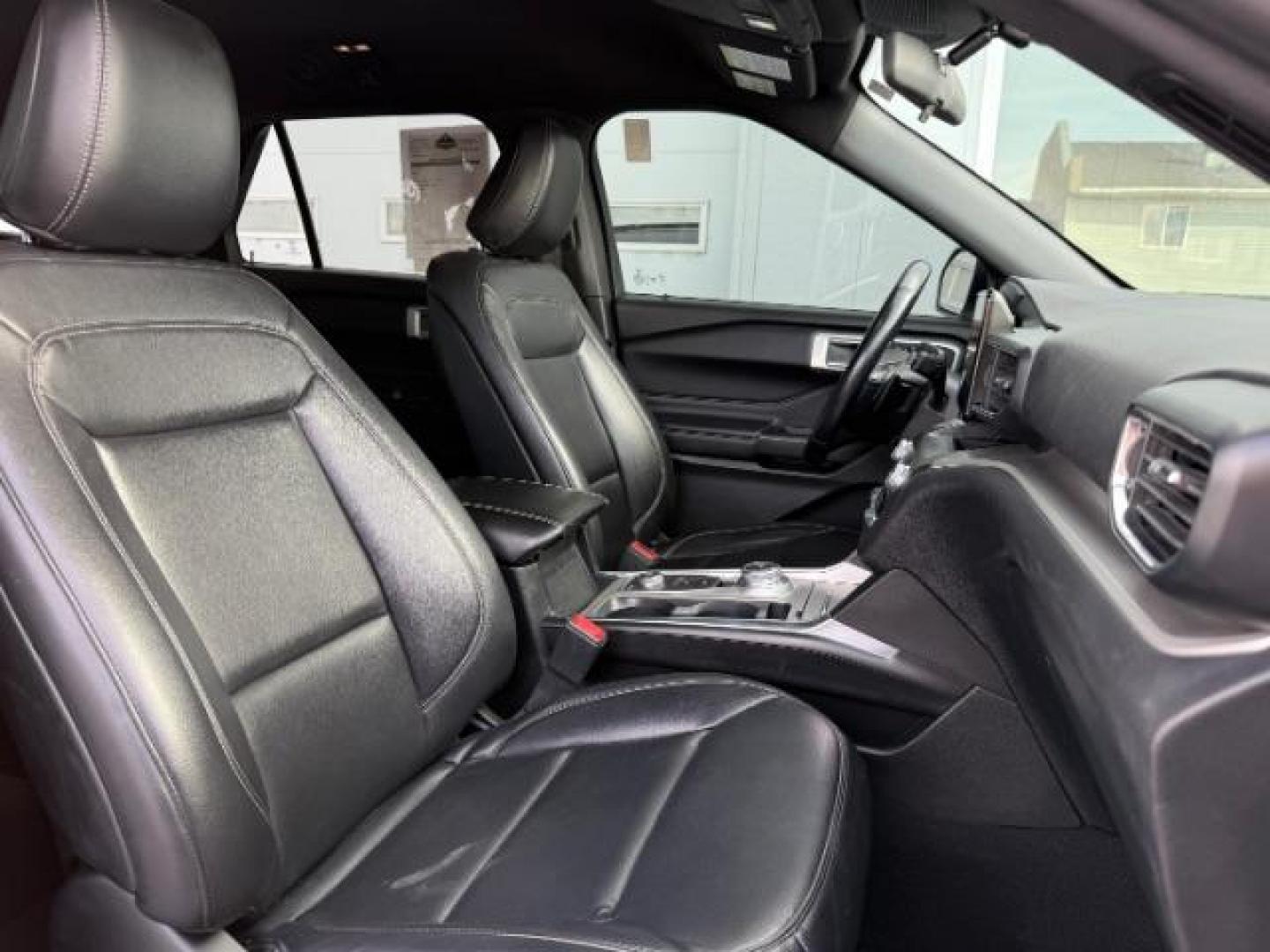 2020 Oxford White /Ebony FORD EXPLORER XLT (1FMSK8DH3LG) with an EcoBoost 2.3L I-4 gasoline direct injection engine, AUTOMATIC transmission, located at 1235 N Woodruff Ave., Idaho Falls, 83401, (208) 523-1053, 43.507172, -112.000488 - At Timberline Auto, finding a great deal on your next vehicle is always easy! Our experienced sales staff's goal is to help find you the right vehicle at the right price! Our knowledgeable finance department has options for almost any credit score. We offer extended service contract options to prote - Photo#17
