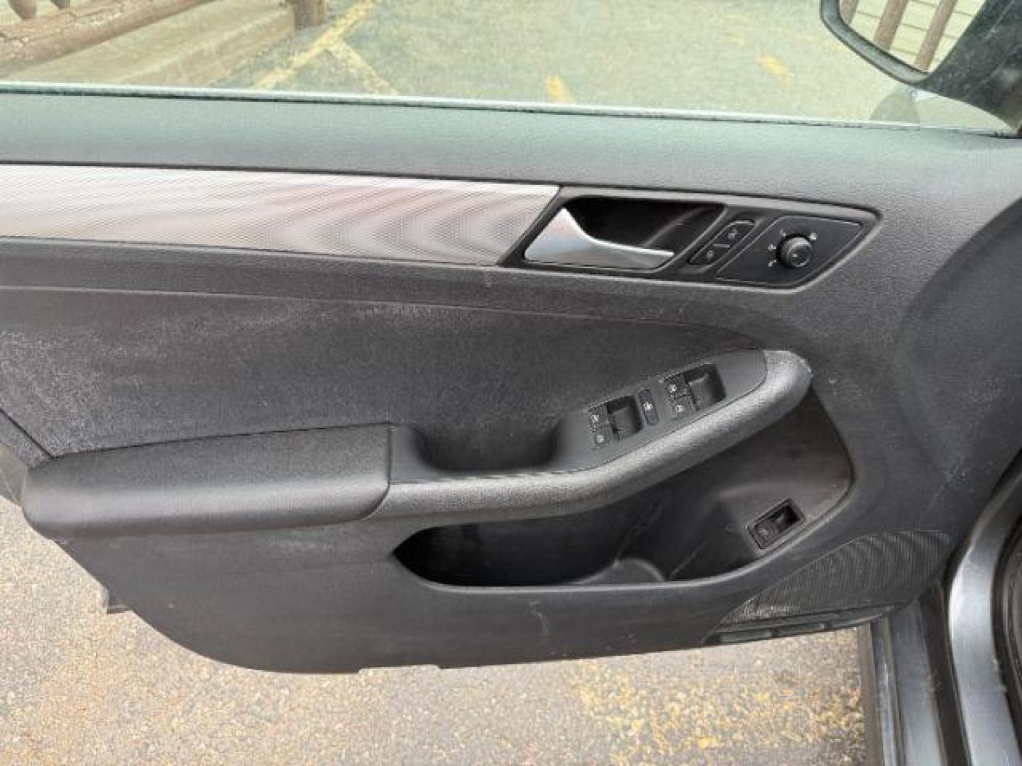 2017 GRAY /LEATHER VW JETTA SE (3VWDB7AJ4HM) with an 4CYL engine, AUTOMATIC transmission, located at 1235 N Woodruff Ave., Idaho Falls, 83401, (208) 523-1053, 43.507172, -112.000488 - At Timberline Auto, finding a great deal on your next vehicle is always easy! Our experienced sales staff's goal is to help find you the right vehicle at the right price! Our knowledgeable finance department has options for almost any credit score. We offer extended service contract options to prote - Photo#14